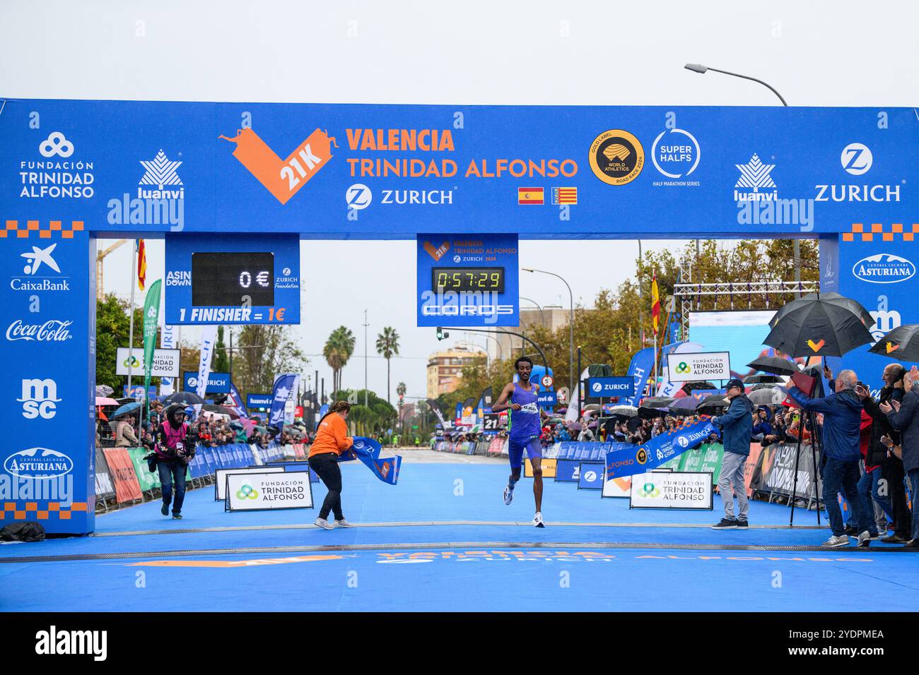 Il corridore olimpico etiope Yomif Kejelcha entra nel traguardo della mezza maratona di Valencia, stabilendo il nuovo record mondiale il 27 ottobre 2024 Foto Stock