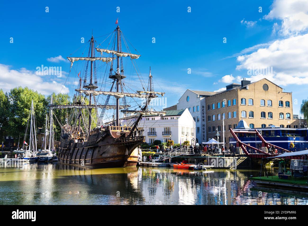 El Galeón Andalucía XVI secolo nave da esplorazione commerciale ormeggiata a St Katharine Docks, Londra, Inghilterra Foto Stock