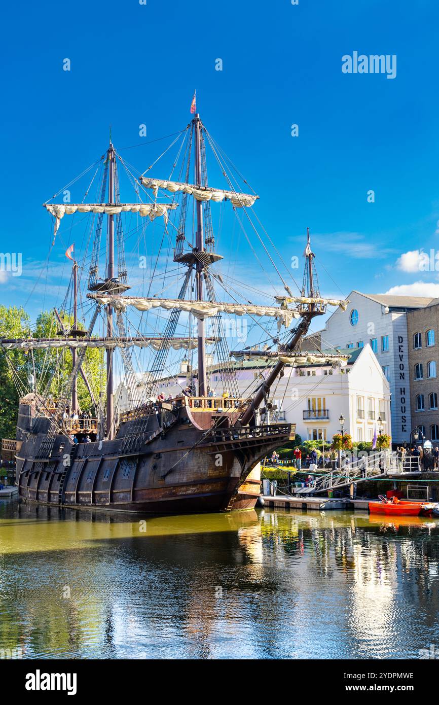 El Galeón Andalucía XVI secolo nave da esplorazione commerciale ormeggiata a St Katharine Docks, Londra, Inghilterra Foto Stock