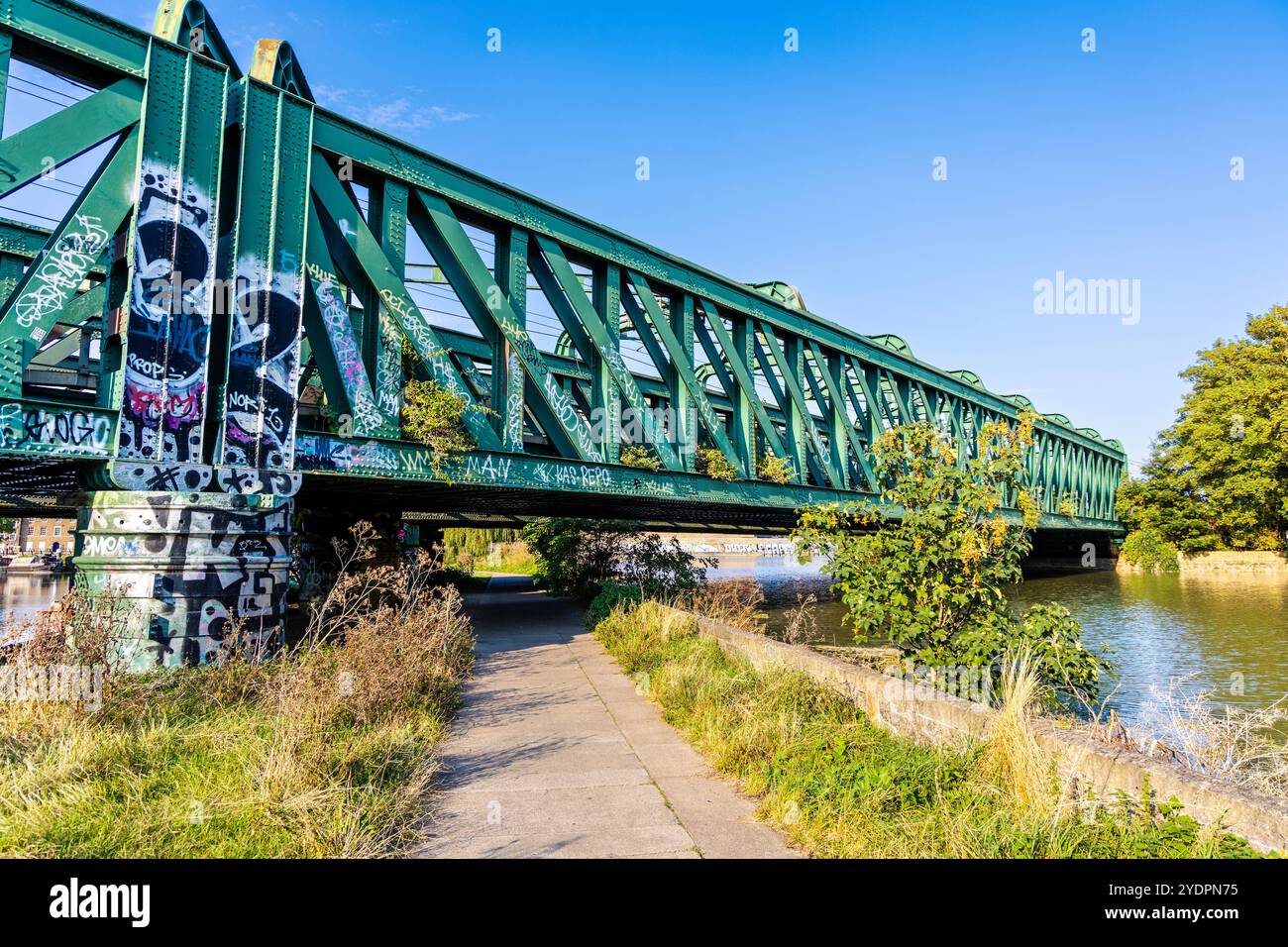 Bow Locks Railway Bridge sul sentiero tra il fiume Lea e Bow Creek, Londra, Inghilterra Foto Stock