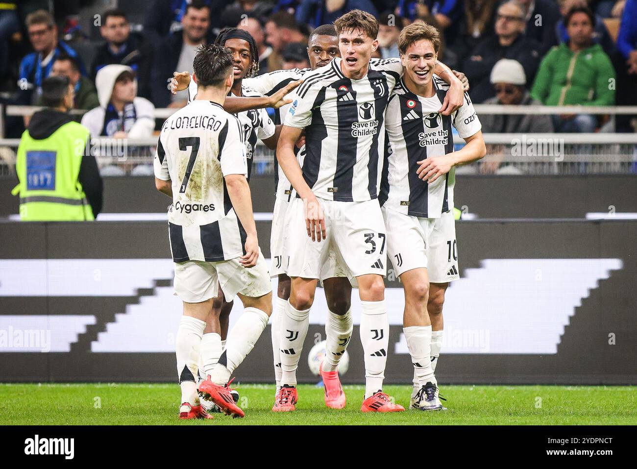 Milano, Italie. 27 ottobre 2024. Kenan YILDIZ della Juventus festeggia il suo gol con Nicolo SAVONA della Juventus, Samuel MBANGULA della Juventus, Francisco CONCEICAO della Juventus e Pierre KALULU della Juventus durante il campionato italiano di serie A tra FC Internazionale e Juventus FC il 27 ottobre 2024 allo stadio Giuseppe-Meazza (stadio San Siro) di Milano, Italia - foto Matthieu Mirville (F Bertani)/DPPI News/DPPI Alamy Live/DPPI Foto Stock