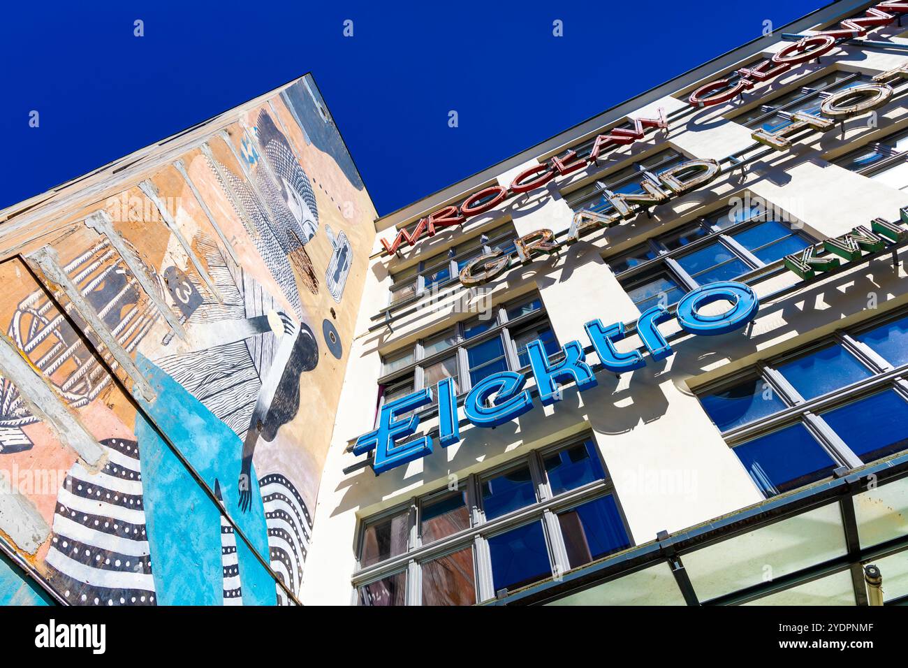 Galleria laterale al neon con insegne storiche al neon retrò, Breslavia, Polonia Foto Stock