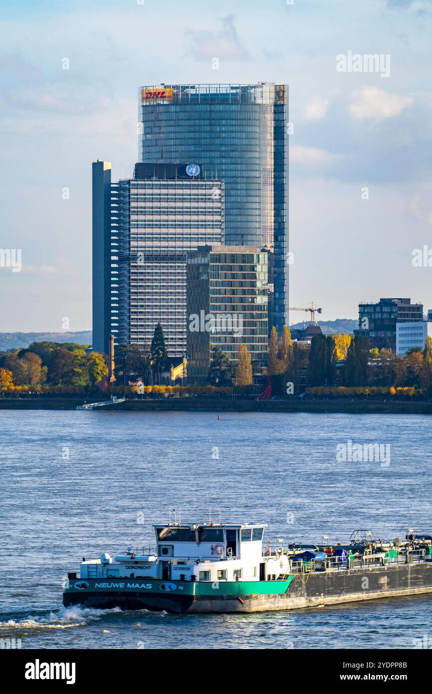 Skyline Bonn am Rhein, vorne das UNFCCC Sekretariat der Klimarahmenkonvention, Mitte das Hochhaus der Vereinte Nationen, Campus Bonn, dahinter der Posttower, Konzernzentrale der Deutschen Post, Frachtschiff, NRW, Deutschland, Skyline Bonn Foto Stock