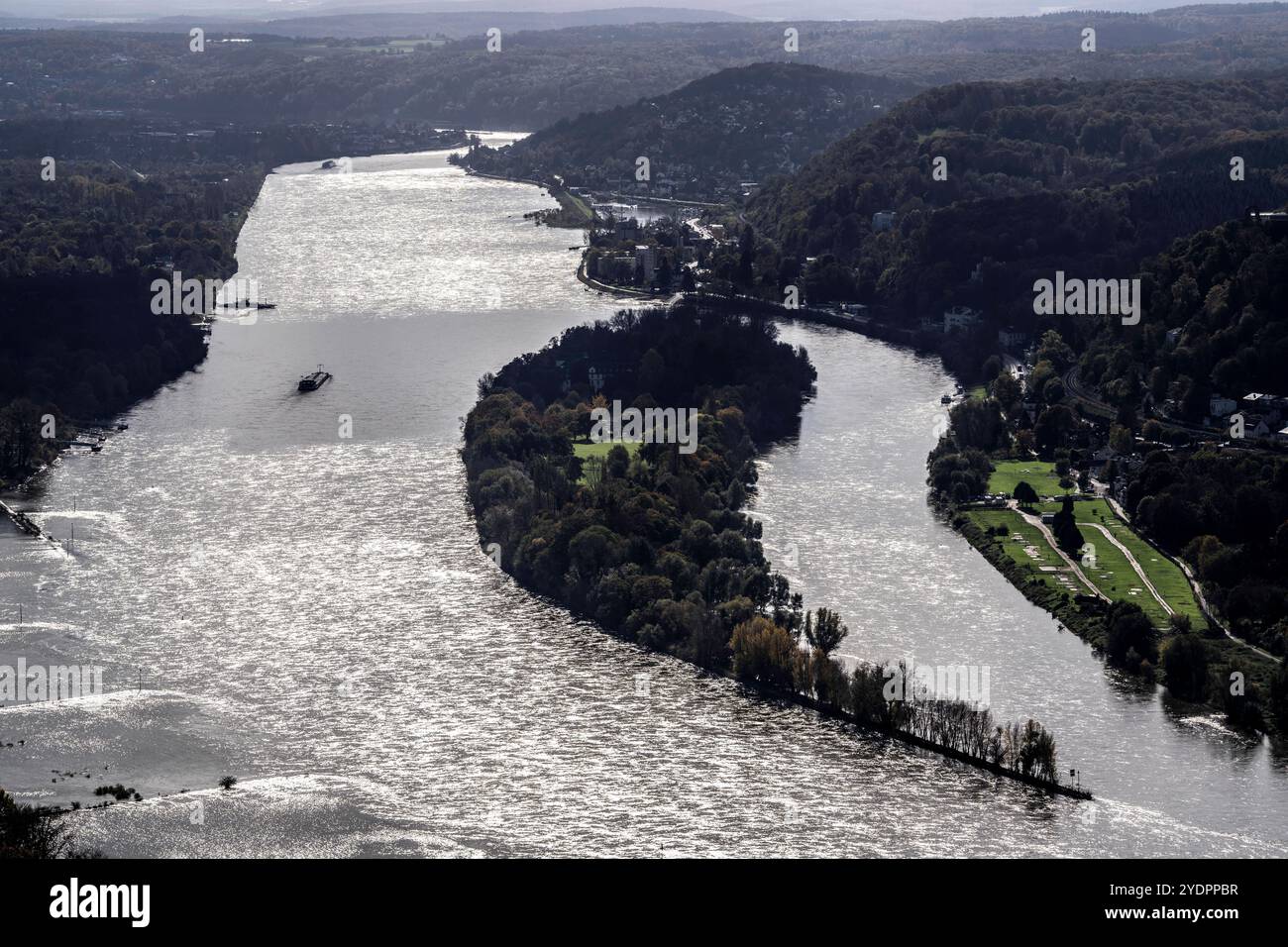 Blick auf den Rhein, nach Süden, Nonnenwerth ist eine Rheininsel zwischen Rolandswerth und Bad Honnef, NRW, Deutschland, Insel Nonnenwerth *** Vista del Reno, a sud, Nonnenwerth è un'isola sul Reno compresa tra Rolandswerth e Bad Honnef, NRW, Germania, Nonnenwerth Island Foto Stock