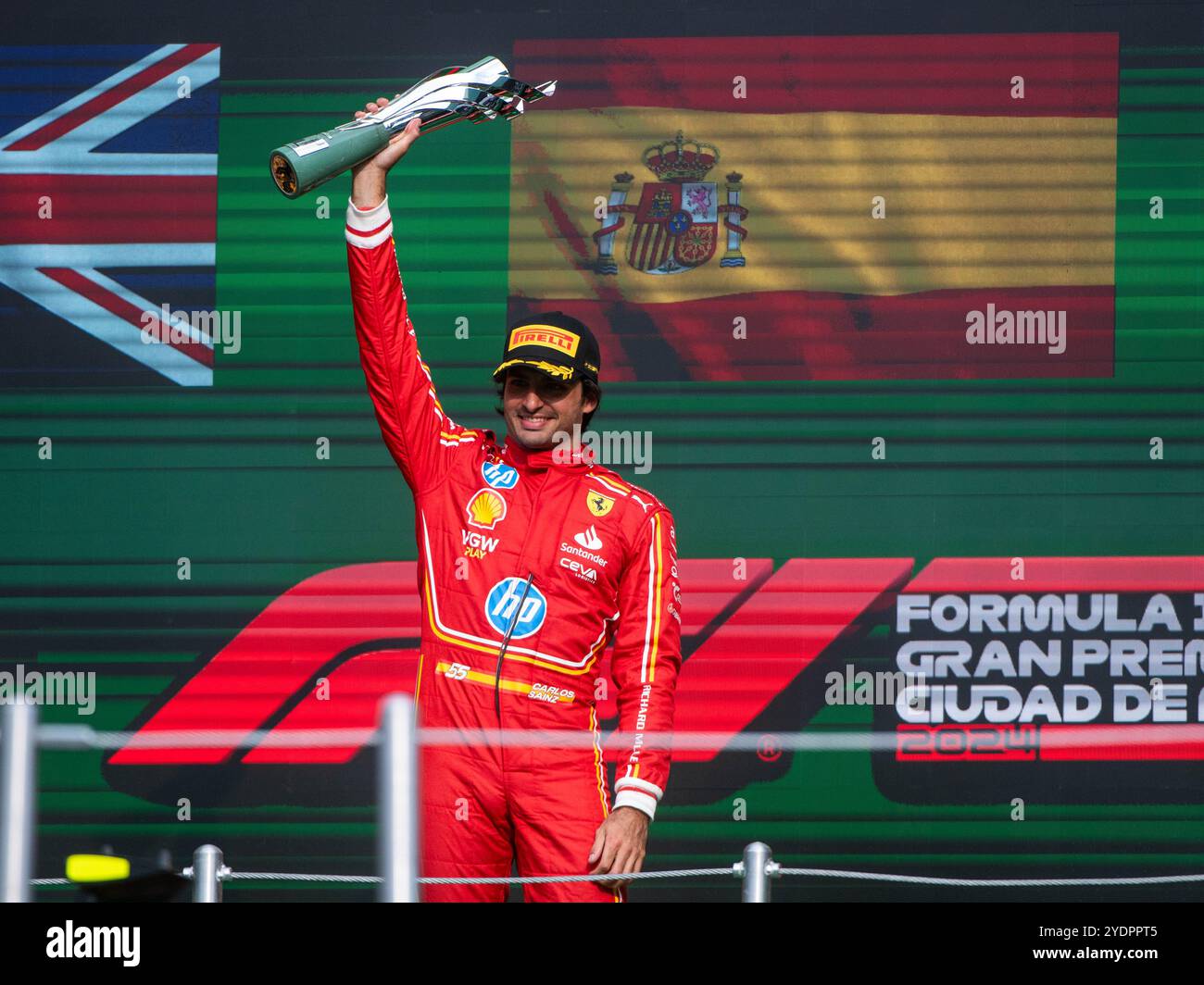 Carlos Sainz (Scuderia Ferrari HP, Spanien, #55) jubelt mit Pokal auf dem Podium bei der Siegerehrung ueber den Sieg, mex, Formel 1 Weltmeisterschaft, Grand Prix von Mexiko City, autodromo Hermanos Rodriguez, Rennen, 27.10.2024 foto: Eibner-PresseMichael Memmler Foto Stock