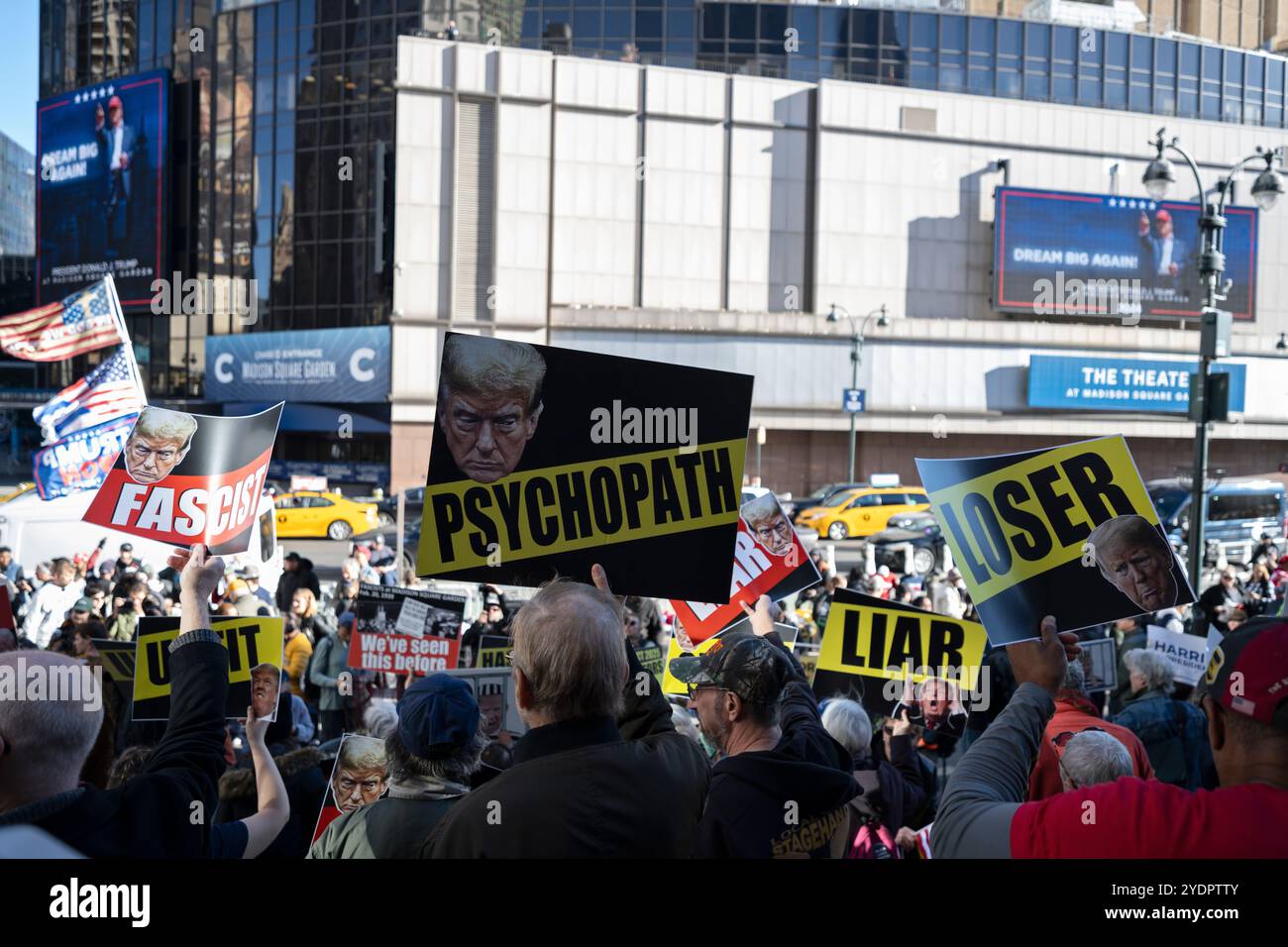 New York, Stati Uniti. 27 ottobre 2024. 27 ottobre 2024 - New York, New York, Stati Uniti persone con cartelli che leggono psicopatici, bugiardi e perdenti, protestano fuori dal Madison Square Garden in vista della manifestazione elettorale dell'ex presidente Donald Trump nove giorni prima delle elezioni presidenziali degli Stati Uniti Credit: Joseph Reid/Alamy Live News Foto Stock