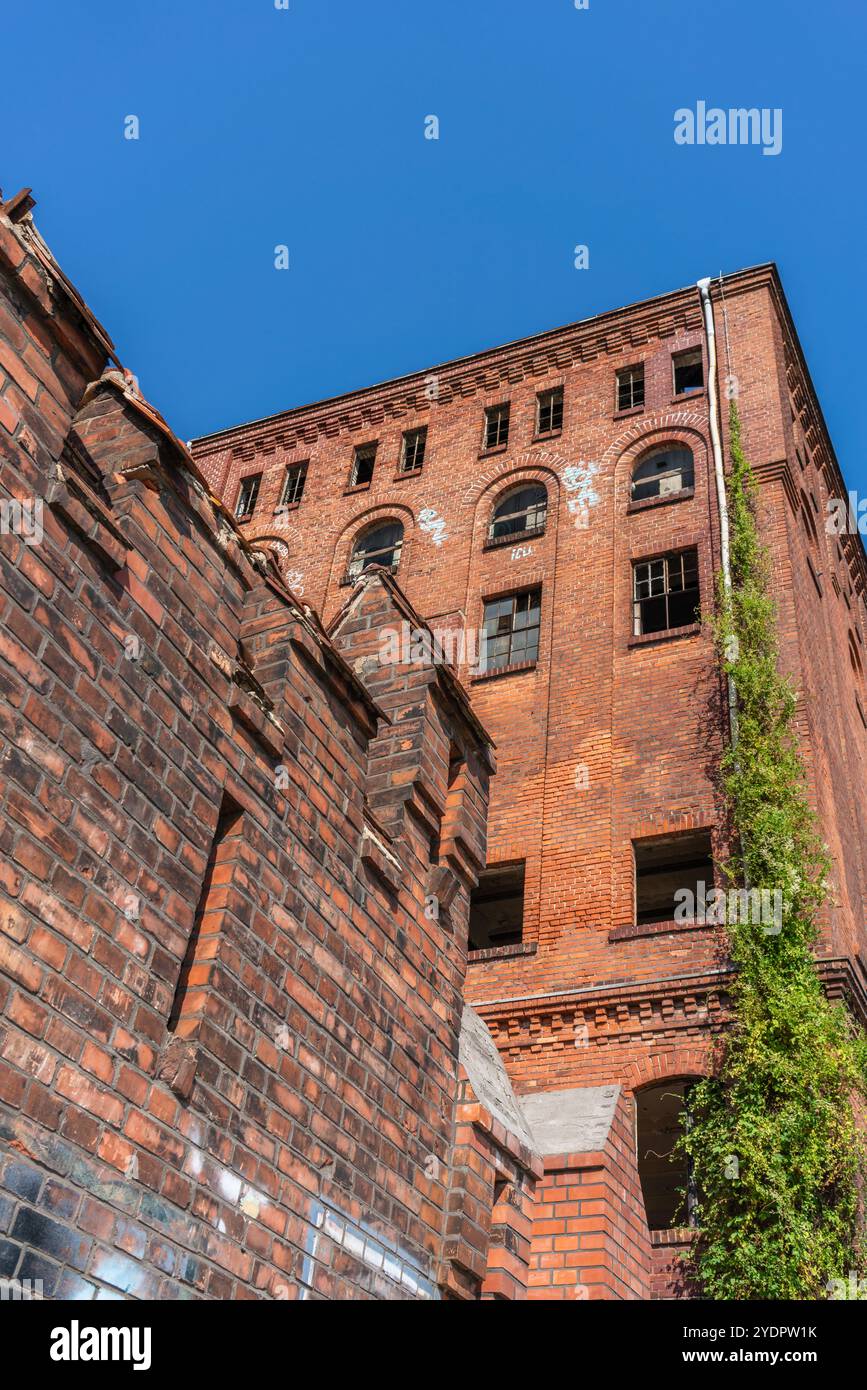 Edifici in mattoni rossi dell'ex Bärenquell-Brauerei (birreria) - un edificio storico a Berlino Niederschöneweide Obrikatstraße view, Germania, Erurope Foto Stock