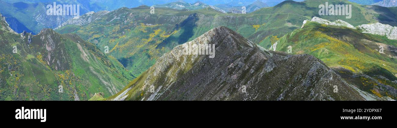 Catena dei Monti Cantabrici (alto Sil, León) nella Spagna nordoccidentale Foto Stock