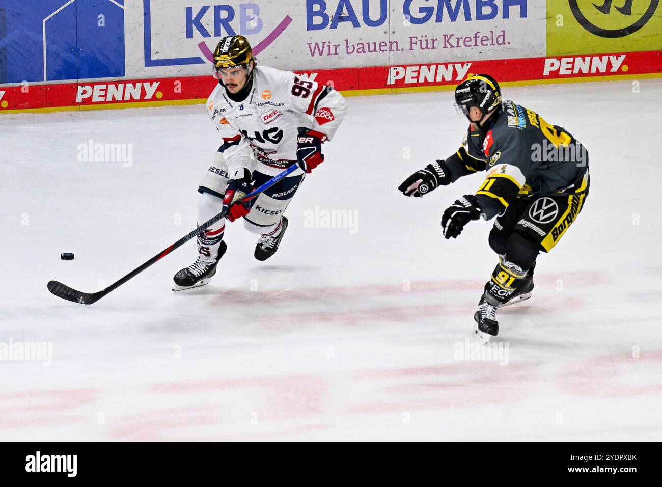 Eishockey DEL2 -15. Spieltag: Krefeld Pinguine vs Ravensburg Towerstars AM 27.10.2024 in der Yayla Arena a Krefeld Ravensburgs Mathew Santos (Nr.95) gegen Krefelds Mike Fischer (Nr.91) foto: Osnapix Foto Stock