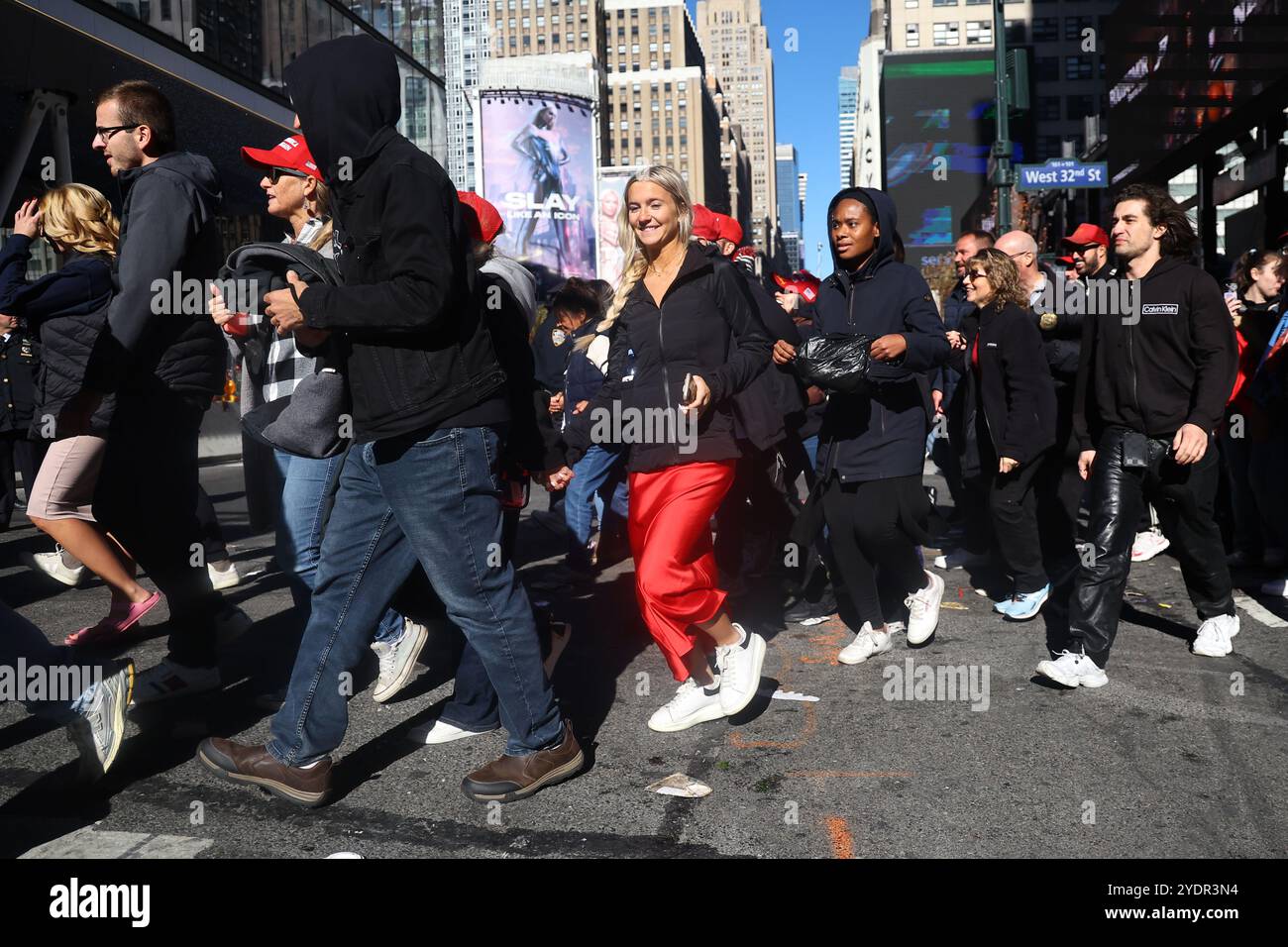 I sostenitori di Trump si precipitano per l'ingresso dopo essere stati in fila in attesa di entrare per ore per partecipare alla manifestazione della campagna elettorale per l'ex presidente repubblicano Donald Trump al Madison Square Garden di New York, N.Y., domenica 27 ottobre 2024. (Foto: Gordon Donovan) Foto Stock