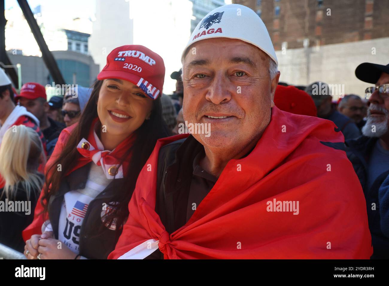 I sostenitori di Trump sono in fila in attesa di entrare per la manifestazione della campagna elettorale per il candidato presidenziale repubblicano, l'ex presidente Donald Trump, al Madison Square Garden di New York, N.Y., domenica 27 ottobre 2024. (Foto: Gordon Donovan) Foto Stock