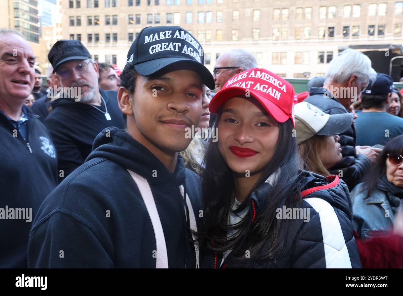 I sostenitori di Trump Adrian Amonta di Brooklyn e Daniella Perez del Queens stanno aspettando di entrare nella manifestazione della campagna elettorale per il candidato presidenziale repubblicano ex presidente Donald Trump al Madison Square Garden di New York, N.Y., domenica 27 ottobre 2024. (Foto: Gordon Donovan) Foto Stock