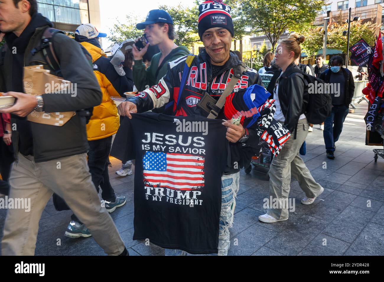 Il venditore di strada Walter del Bronx tiene in vendita una camicia Trump prima di una manifestazione elettorale per il candidato presidenziale repubblicano, l'ex presidente Donald Trump al Madison Square Garden di New York, N.Y., domenica 27 ottobre 2024. (Foto: Gordon Donovan) Foto Stock