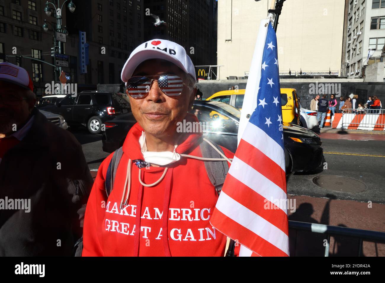 Fuzio Kim dalla Corea indossa abiti a sostegno di Donald Trump prima di una manifestazione elettorale per il candidato presidenziale repubblicano, l'ex presidente Donald Trump al Madison Square Garden di New York, N.Y., domenica 27 ottobre 2024. (Foto: Gordon Donovan) Foto Stock