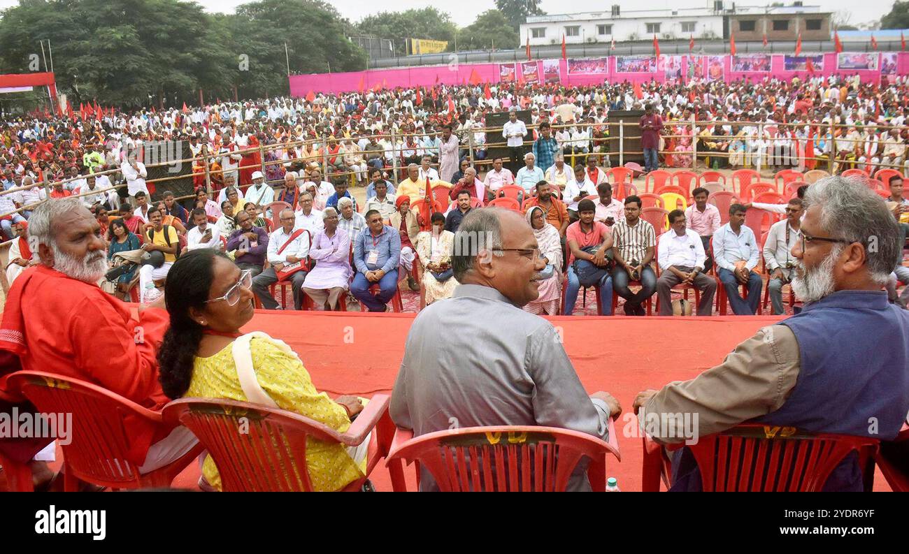 Patna, India. 27 ottobre 2024. PATNA, INDIA - OTTOBRE 27: Il segretario generale del CPI-ML Dipankar Bhattacharya si rivolge durante "Badlo Bihar Nyay Sammelan" al Millar School Ground il 27 ottobre 2024 a Patna, India. (Foto di Santosh Kumar/Hindustan Times/Sipa USA ) credito: SIPA USA/Alamy Live News Foto Stock