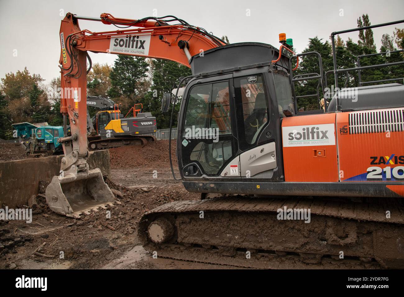 Costruzione di macchinari per la costruzione delle fondamenta, preparazione del terreno per la costruzione di abitazioni. Foto Stock