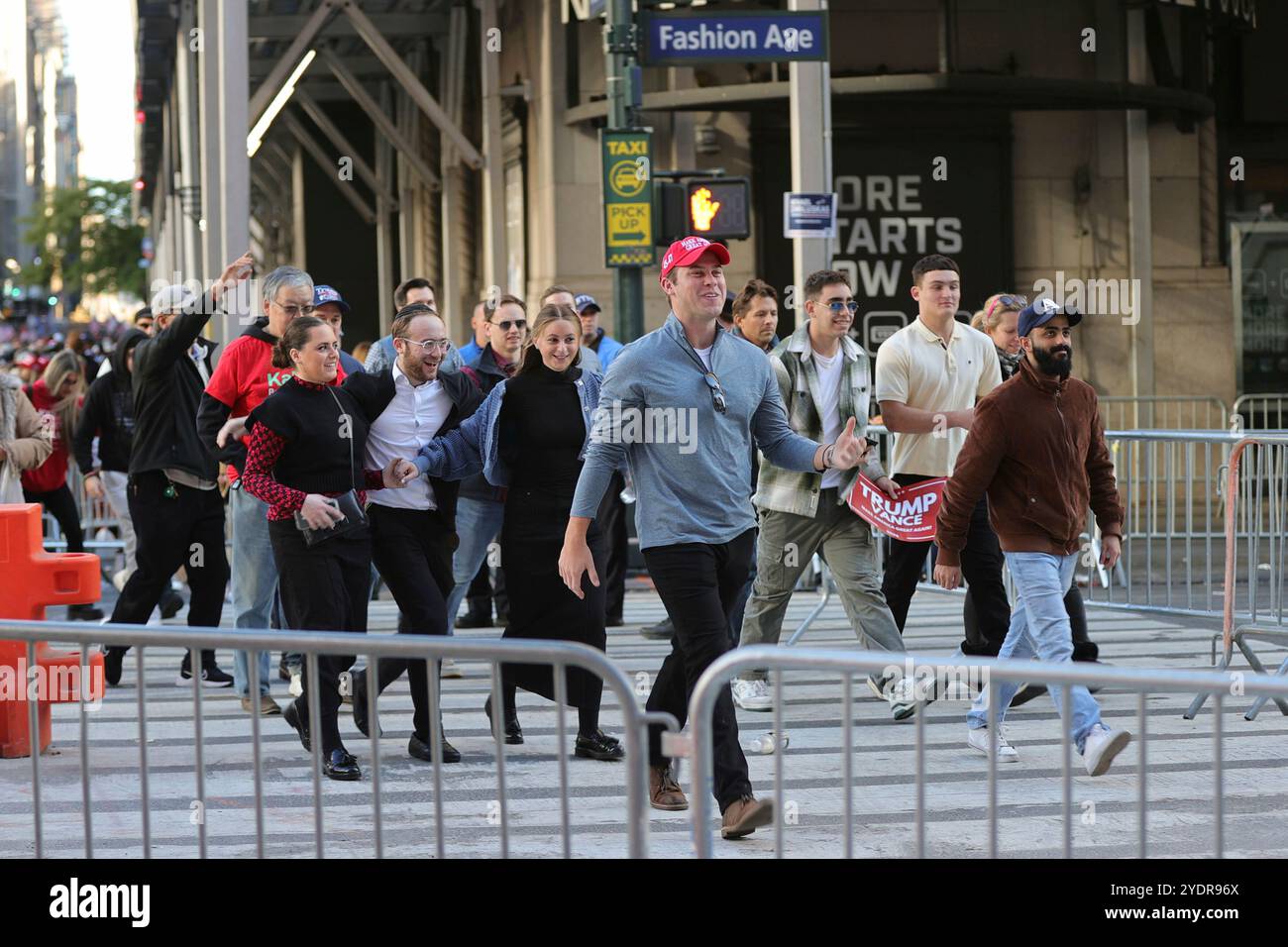 New York. 27 ottobre 2024. NEW YORK, NEW YORK - OTTOBRE 27: I sostenitori di Trump si schierano sulla 33rd Street mentre aspettano l'ingresso al Madison Square Garden, dove l'ex presidente Donald Trump sta organizzando una manifestazione politica il 27 ottobre 2024 a New York. La folla entusiasta si riunì presto, mostrando bandiere, segni e patriottismo in previsione dell'evento. (Crediti: Luiz Rampelotto/EuropaNewswire)/dpa/Alamy Live News Foto Stock