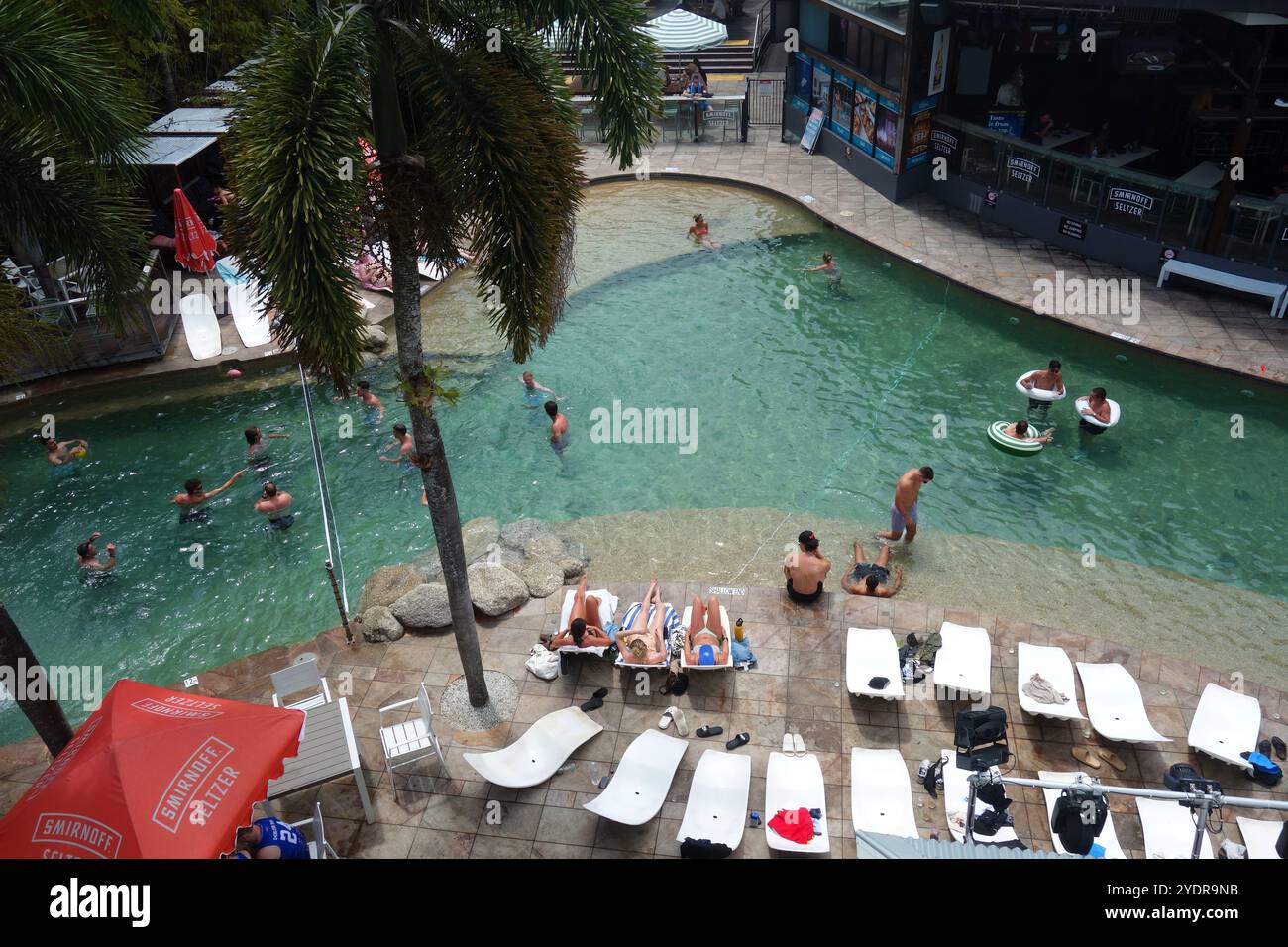 C'è molta gente in piscina al Gilligan's Backpackers Resort, Cairns, Queensland, Australia. No MR o PR Foto Stock