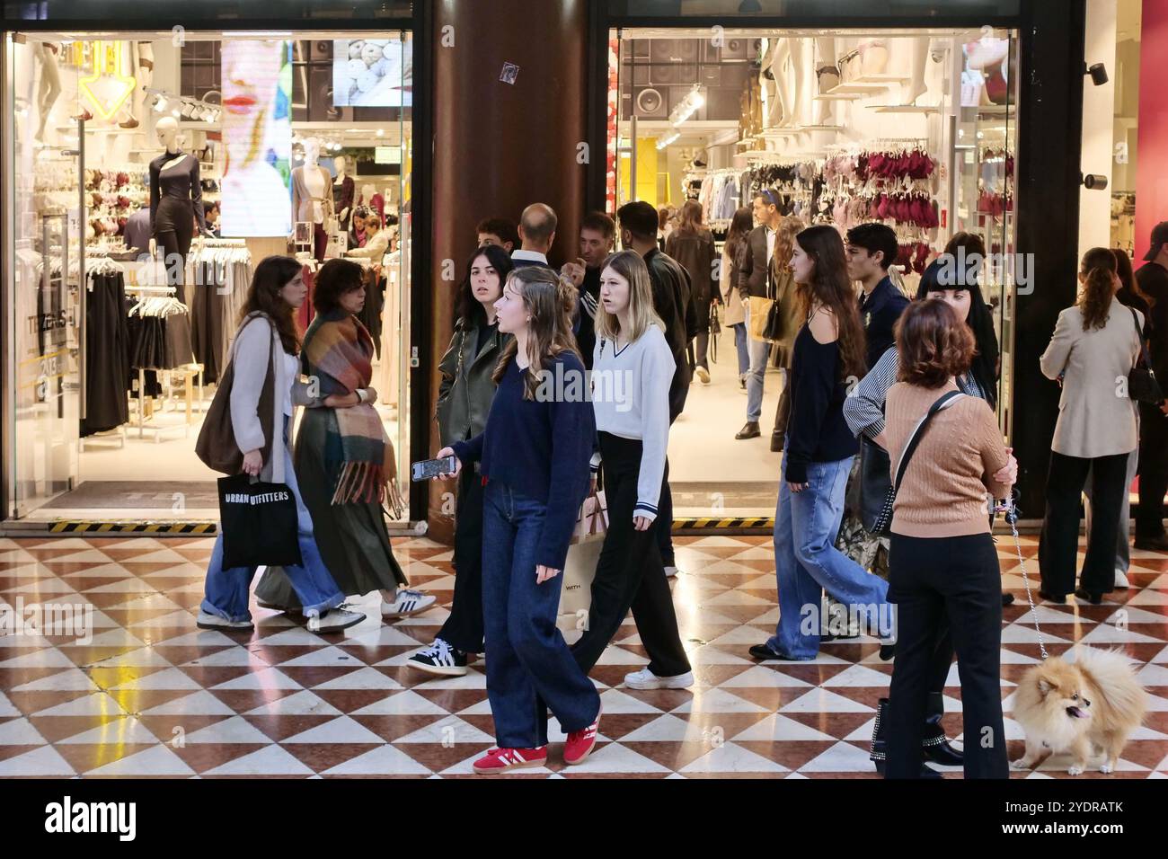 Bel tempo e temperature miti, molte persone e turisti affollano le strade del centro città in quest'ultima domenica di fine ottobre. Foto Stock