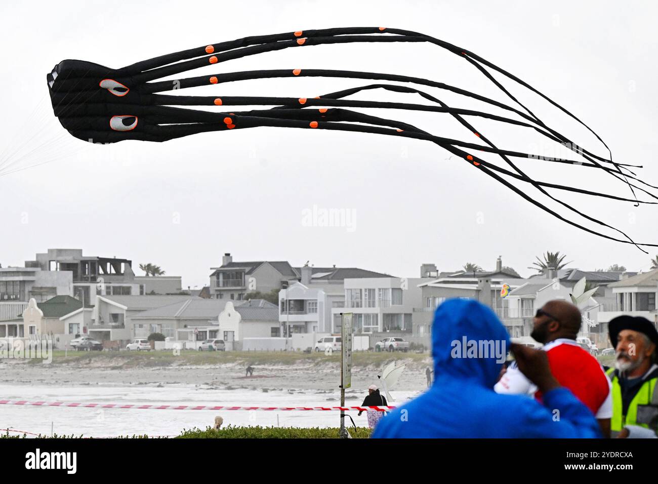 Città del Capo, Sud Africa. 27 ottobre 2024. Un aquilone è raffigurato al Cape Town International Kite Festival a città del Capo, Sud Africa, il 27 ottobre 2024. L'evento annuale si è tenuto qui domenica, colorando il cielo con vivaci aquiloni. Crediti: Xabiso Mkhabela/Xinhua/Alamy Live News Foto Stock