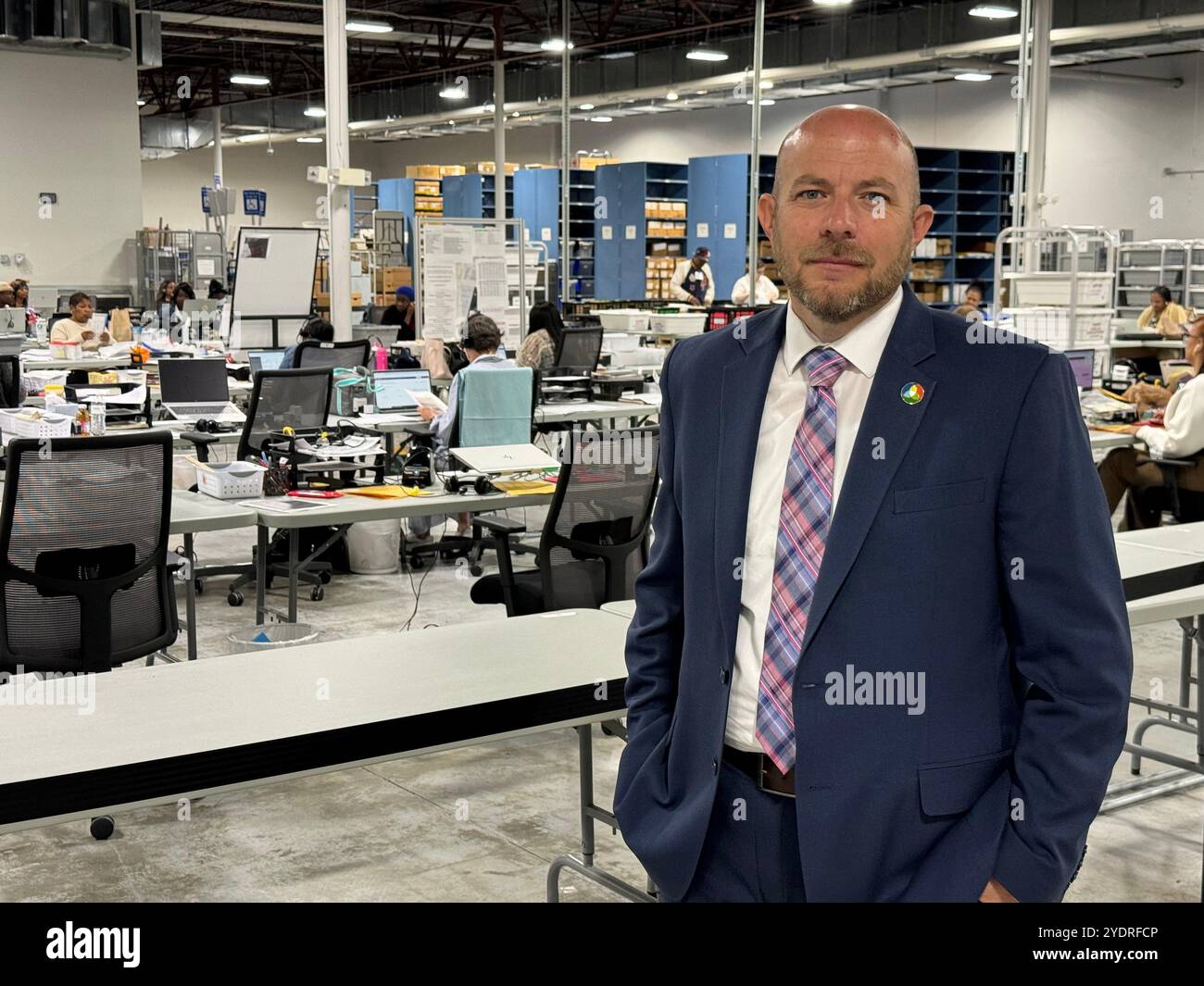 Lawrenceville, Stati Uniti. 23 ottobre 2024. Zack Manifold, l'ufficiale elettorale per la contea di Gwinnett nello stato americano della Georgia, si trova in un seggio elettorale. Le elezioni presidenziali degli Stati Uniti si svolgeranno il 5 novembre 2024. Crediti: Luzia Geier/dpa/Alamy Live News Foto Stock