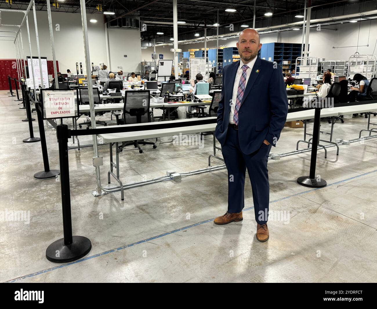 Lawrenceville, Stati Uniti. 23 ottobre 2024. Zack Manifold, l'ufficiale elettorale per la contea di Gwinnett nello stato americano della Georgia, si trova in un seggio elettorale. Le elezioni presidenziali degli Stati Uniti si svolgeranno il 5 novembre 2024. Crediti: Luzia Geier/dpa/Alamy Live News Foto Stock