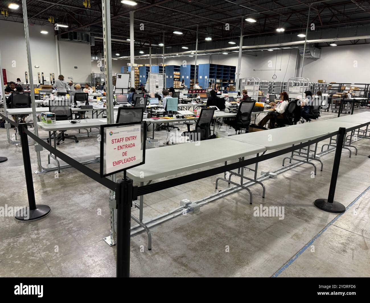 Lawrenceville, Stati Uniti. 23 ottobre 2024. I dipendenti del sondaggio nella contea di Gwinnett, nello stato americano della Georgia, si preparano per le elezioni presidenziali statunitensi in un seggio elettorale. Le elezioni presidenziali degli Stati Uniti si terranno il 5 novembre 2024. Crediti: Luzia Geier/dpa/Alamy Live News Foto Stock