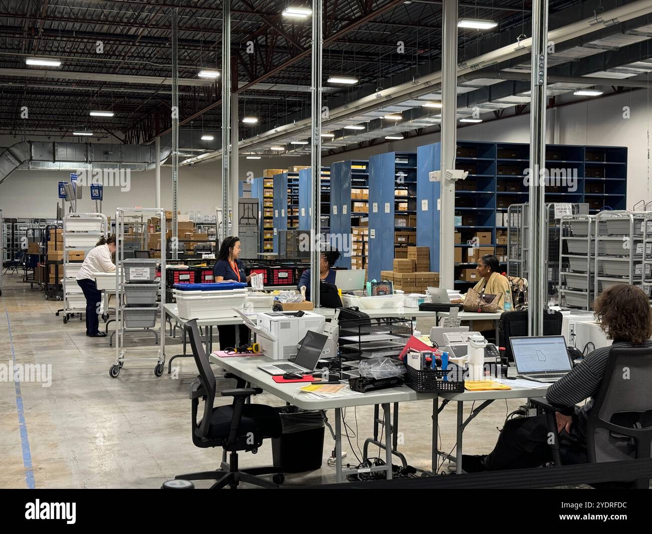 Lawrenceville, Stati Uniti. 23 ottobre 2024. I dipendenti del sondaggio nella contea di Gwinnett, nello stato americano della Georgia, si preparano per le elezioni presidenziali statunitensi in un seggio elettorale. Le elezioni presidenziali degli Stati Uniti si terranno il 5 novembre 2024. Crediti: Luzia Geier/dpa/Alamy Live News Foto Stock