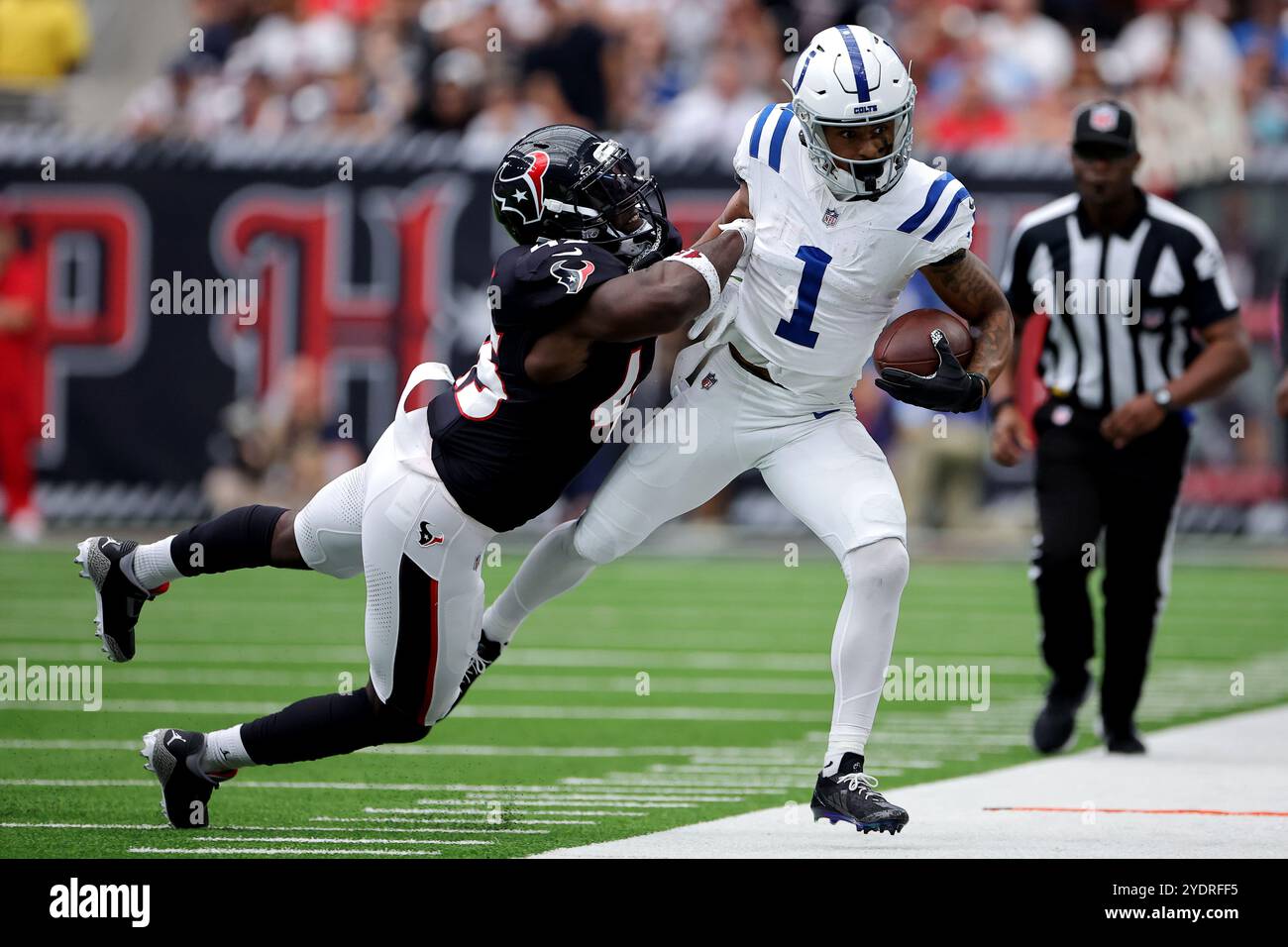 Houston, Texas, Stati Uniti. 27 ottobre 2024. Il wide receiver degli Indianapolis Colts Josh Downs (1) viene affrontato dal linebacker degli Houston Texans Neville Hewitt (43) dopo una presa durante il quarto periodo tra gli Houston Texans e gli Indianapolis Colts all'NRG Stadium di Houston, Texas, il 27 ottobre 2024. (Credit Image: © Erik Williams/ZUMA Press Wire) SOLO PER USO EDITORIALE! Non per USO commerciale! Foto Stock