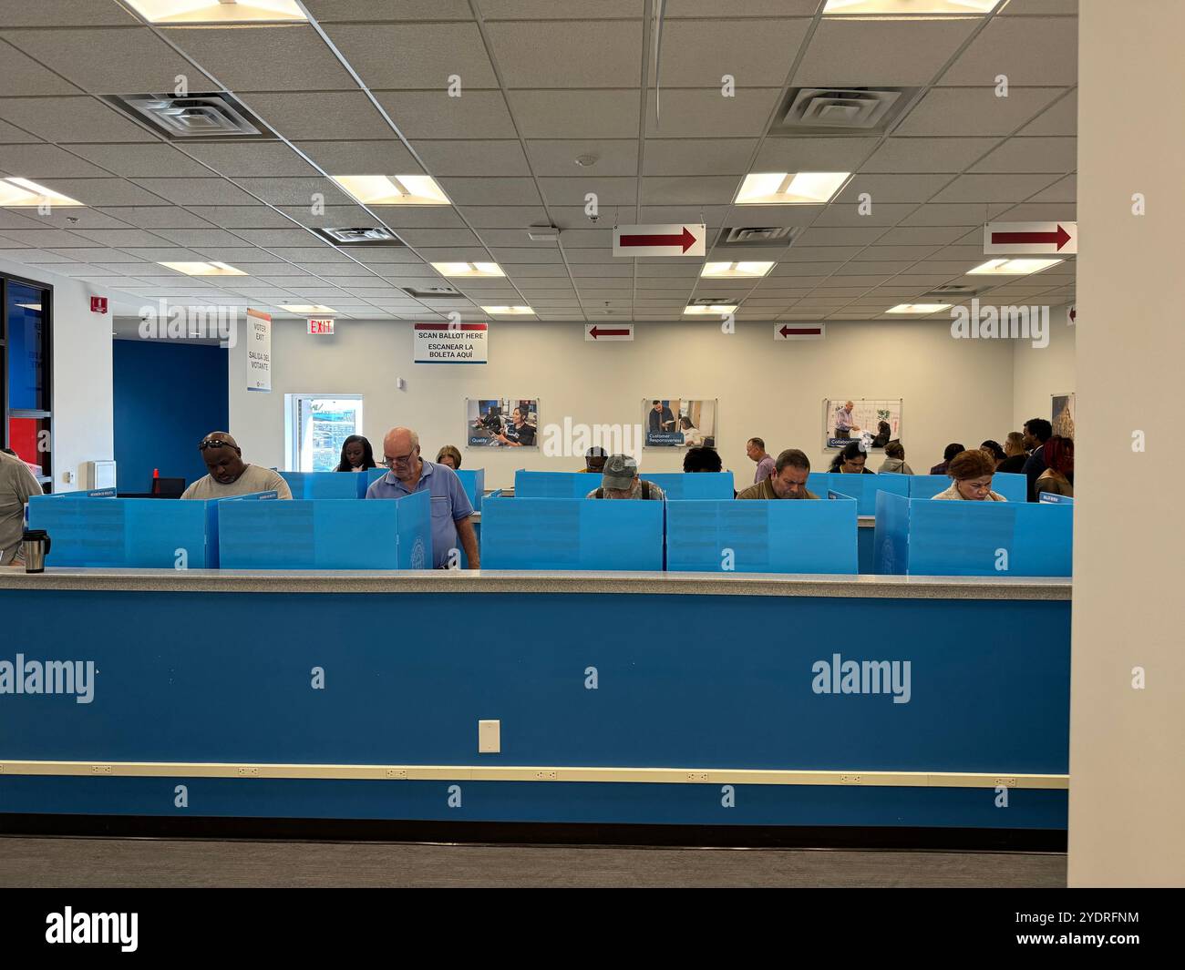 Lawrenceville, Stati Uniti. 23 ottobre 2024. Gli elettori hanno votato in anticipo per le elezioni presidenziali statunitensi in un seggio elettorale nella contea di Gwinnett nello stato americano della Georgia. Le attuali elezioni presidenziali degli Stati Uniti si terranno il 5 novembre 2024. Crediti: Luzia Geier/dpa/Alamy Live News Foto Stock