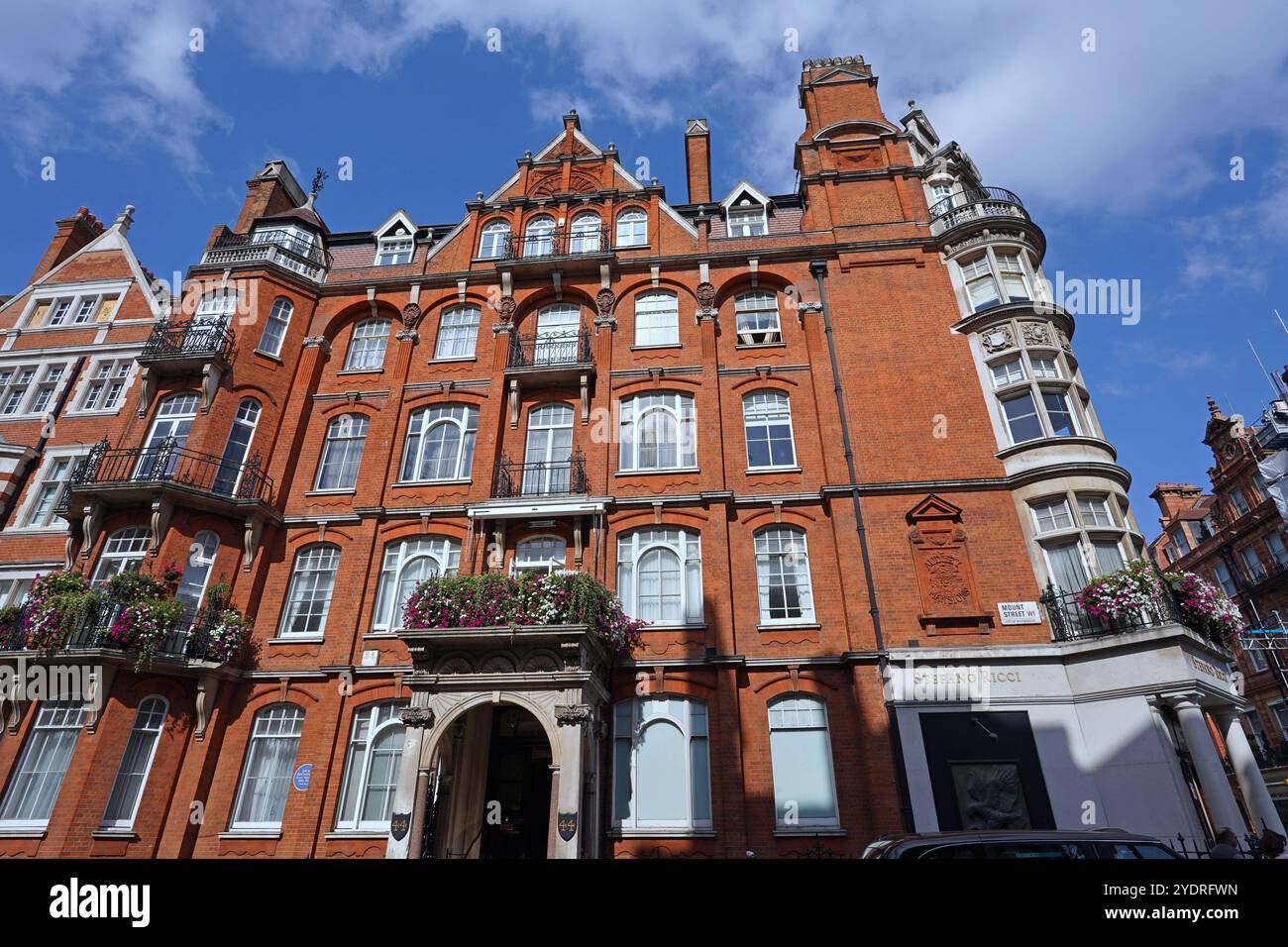 Mount Street, nel quartiere Mayfair di Londra, combina eleganti palazzi vittoriani e boutique di design Foto Stock