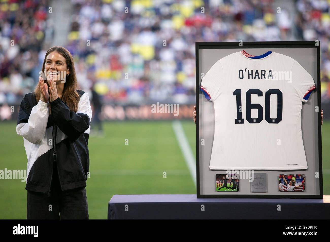 Nashville, Tennessee, Stati Uniti. 27 ottobre 2024. Kelley o'Hara della nazionale femminile degli Stati Uniti è onorata con una cerimonia di ritiro durante l'amichevole internazionale tra USWNT e Islanda al GEODIS Park di Nashville, Tennessee. Crediti: Kindell Buchanan/Alamy Live News Foto Stock