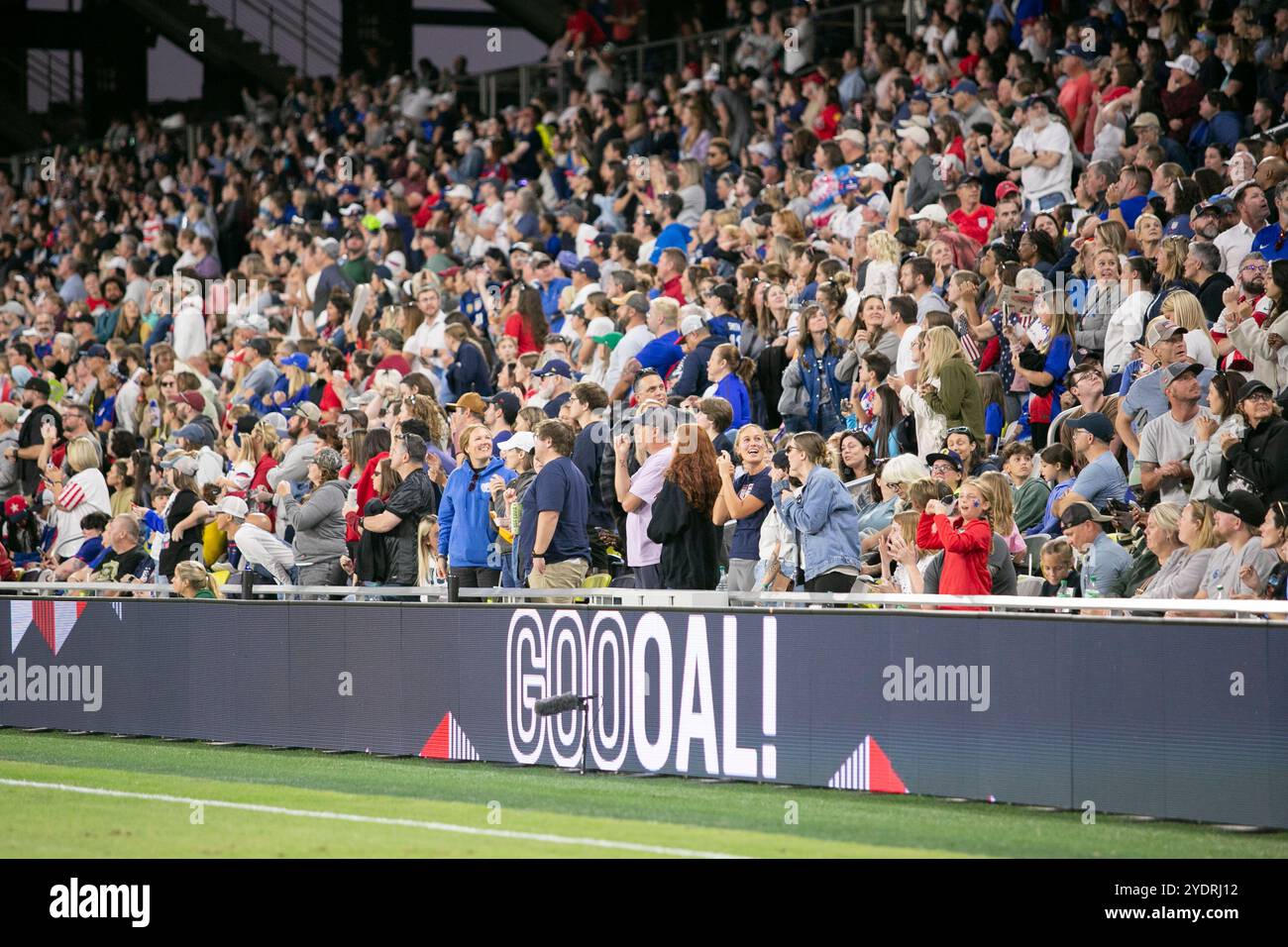 Nashville, Tennessee, Stati Uniti. 27 ottobre 2024. La folla celebra un gol segnato dal centrocampista degli Stati Uniti d'America Lindsey Horan (10) durante l'amichevole internazionale tra USWNT e Islanda al GEODIS Park di Nashville, Tennessee. Crediti: Kindell Buchanan/Alamy Live News Foto Stock