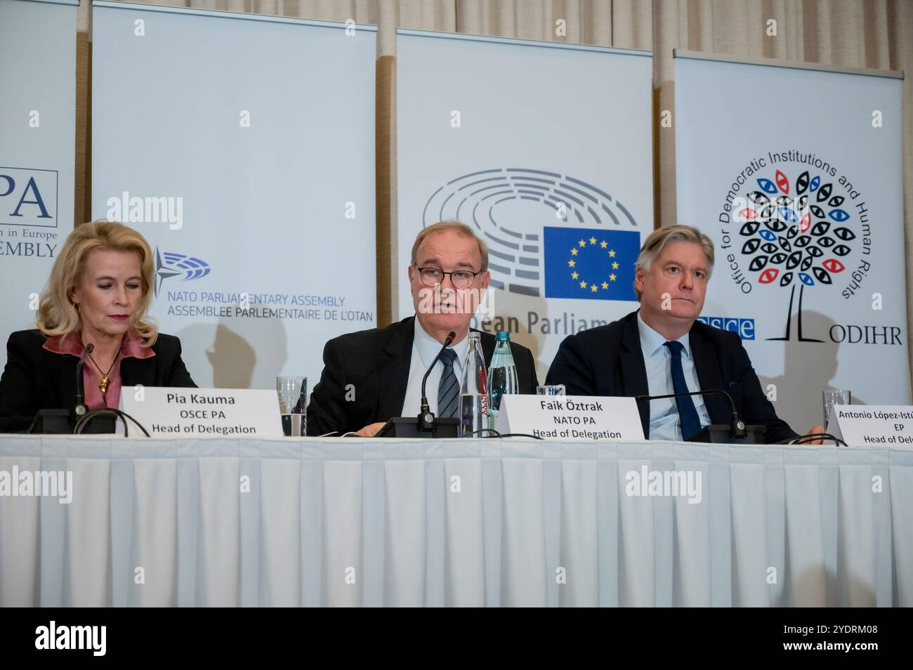 Tbilisi, Georgia. 27 ottobre 2024. Nel corso di una conferenza stampa, Faik Ozitly, capo della delegazione della NATO, parla della legittimità delle elezioni georgiane. La Georgia sta vivendo le elezioni più importanti della storia del paese. Il Parlamento è diviso in partiti pro-Russia e pro-Europa. Il partito pro-Russia, Georgian Dream, sta perdendo voti, ma rimane il partito più potente a livello nazionale. Gli altri partiti più importanti sono tutti pro-europei, ma sono divisi. (Foto di Maria Giulia/SOPA Images/Sipa USA) credito: SIPA USA/Alamy Live News Foto Stock