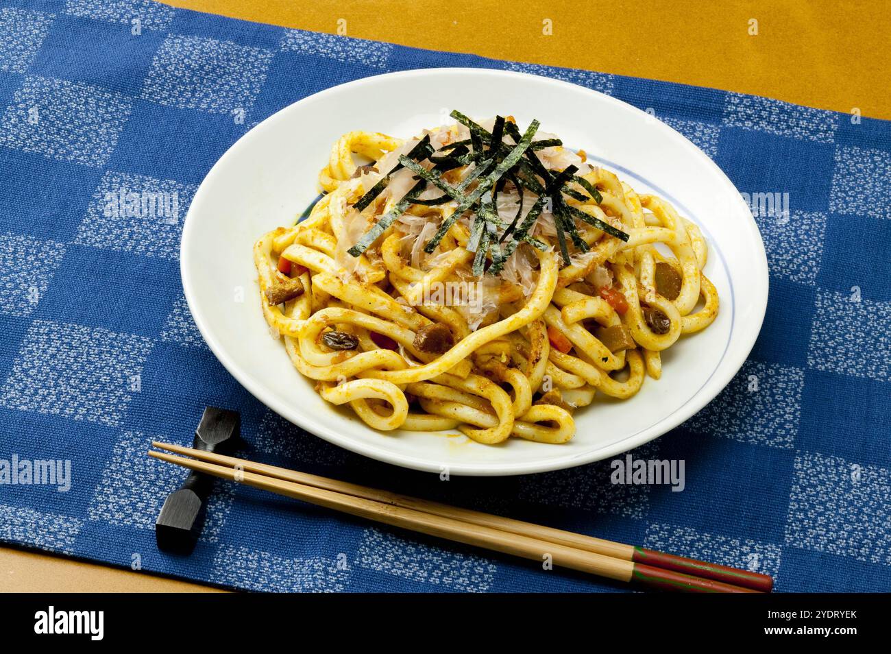 Spaghetti udon fritti al curry Foto Stock