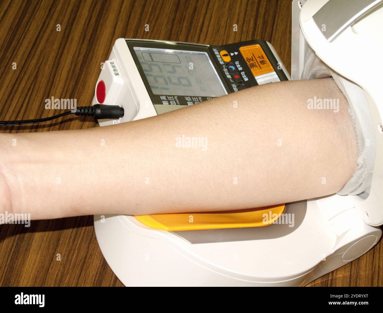 La misurazione della pressione sanguigna Foto Stock