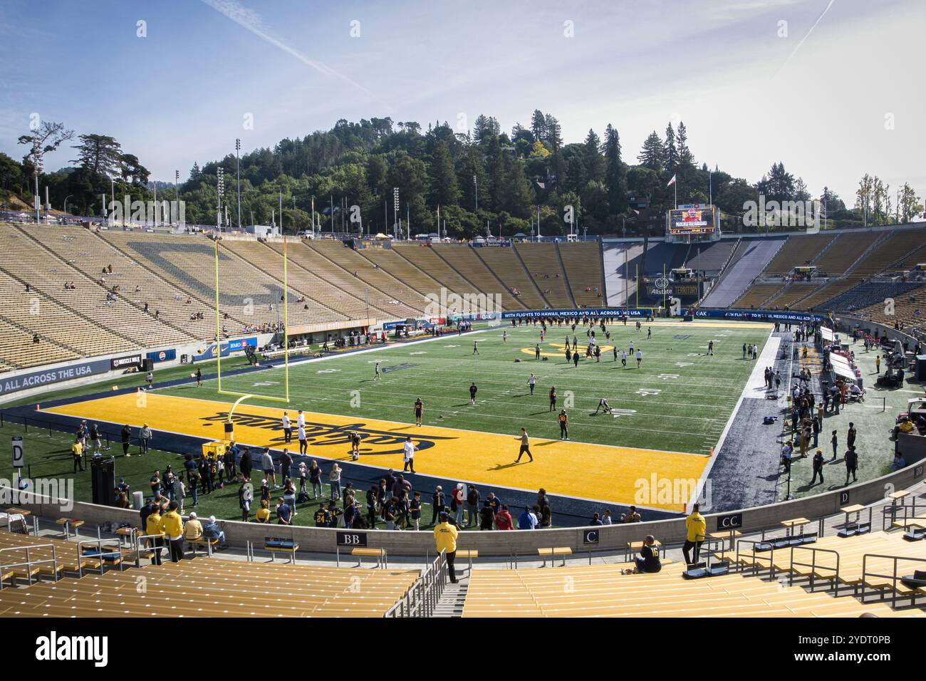 Vista del Memorial Stadium degli U.C. Berkeley prima dell'inizio di una partita di football tra Cal Bears e Oregon Beavers. Foto Stock