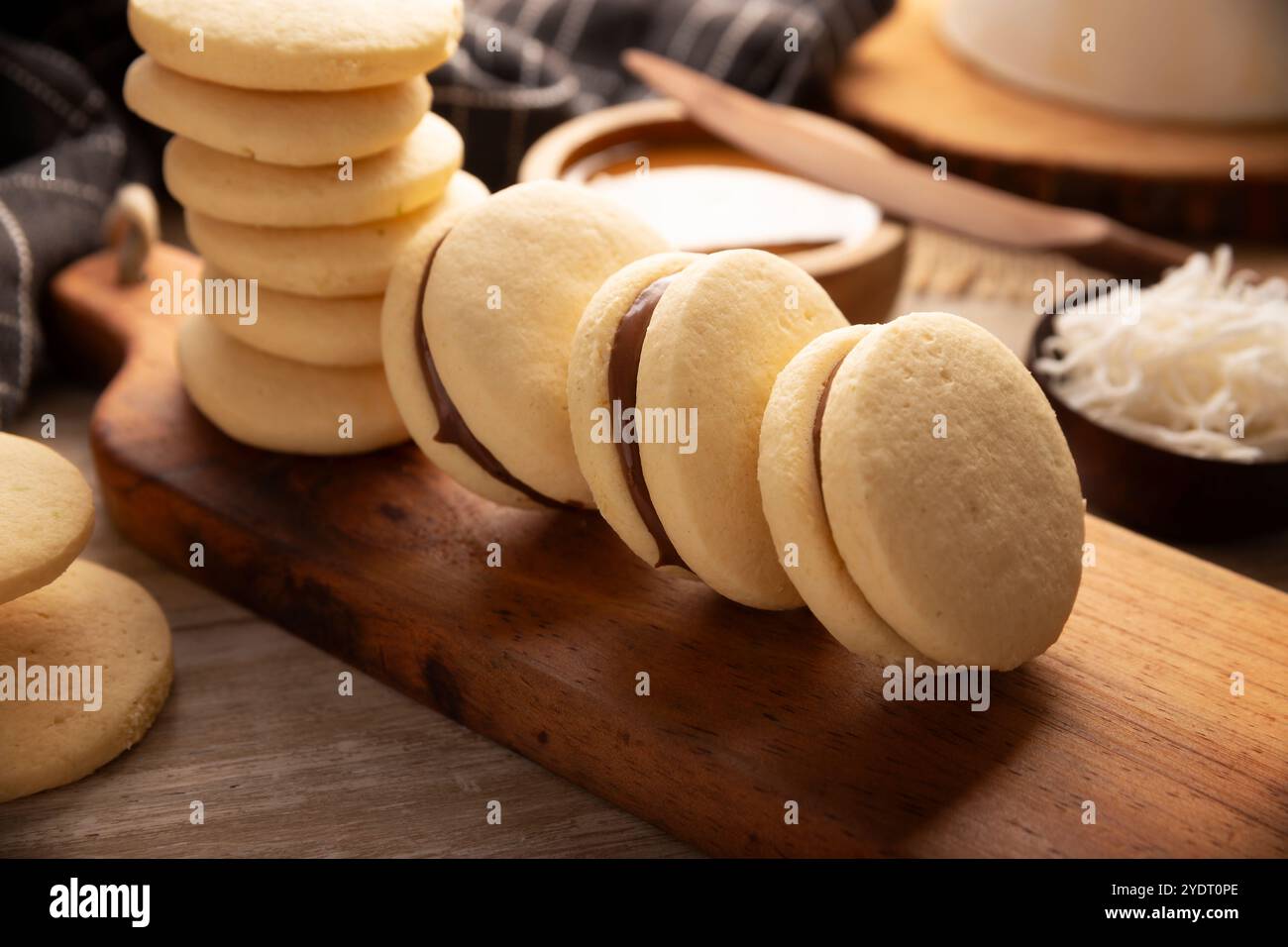 Alfajor. Un dolce tradizionale popolare in America Latina, consiste di due biscotti Uniti insieme al dulce de leche formando un panino, ricoperto di W Foto Stock