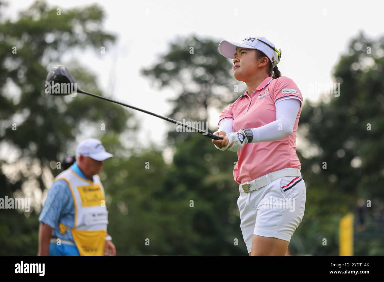 Kuala Lumpur, Malesia. 27 ottobre 2024. HSU Wei-ling di Taipei gioca il suo tiro dal secondo tee durante l'ultimo round del campionato Maybank 2024 sul campo da golf Kuala Lumpur Golf & Country Club. Credito: SOPA Images Limited/Alamy Live News Foto Stock