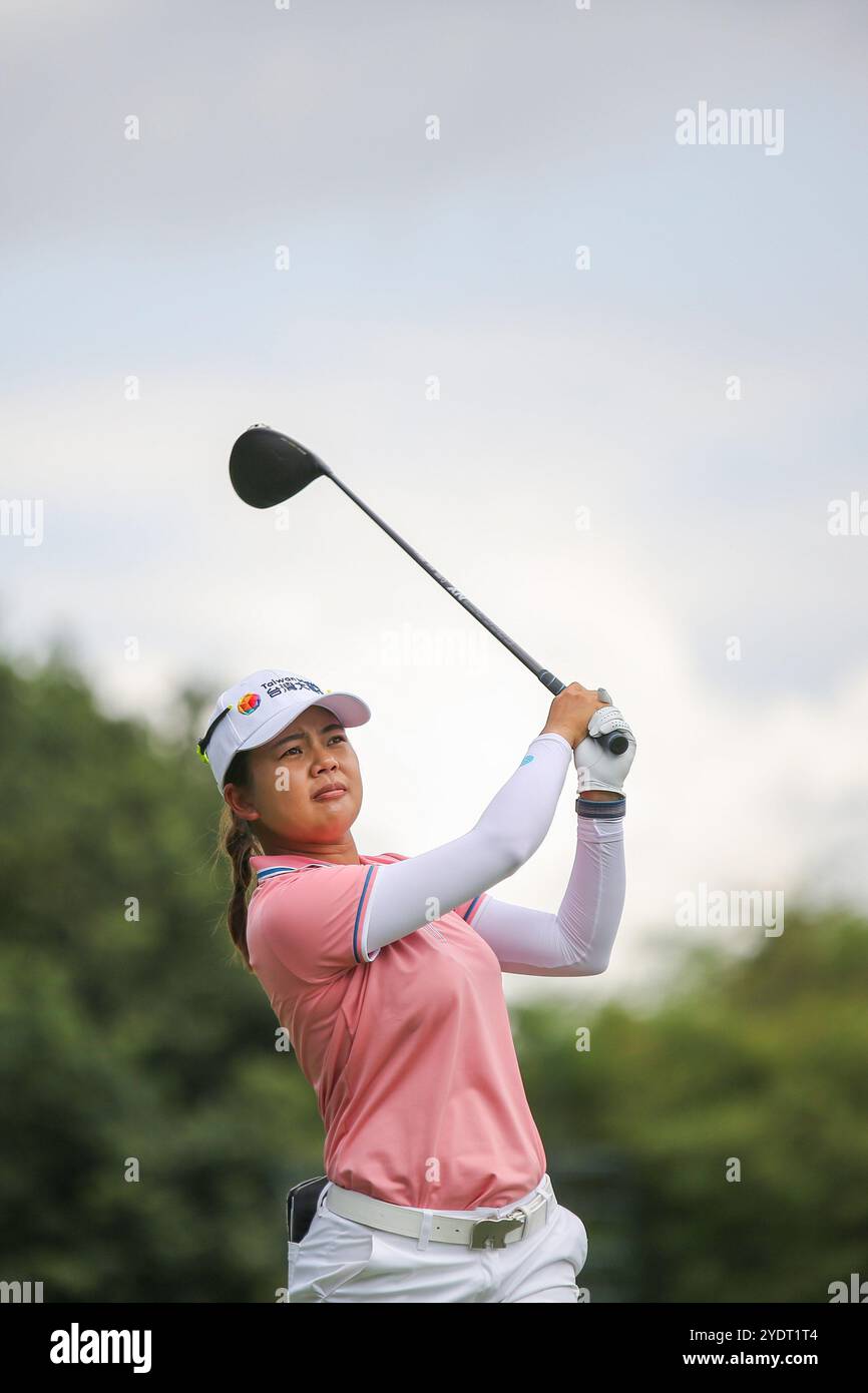 Kuala Lumpur, Malesia. 27 ottobre 2024. HSU Wei-ling di Taipei gioca il suo tiro dal tredicesimo tee durante l'ultimo round del campionato Maybank 2024 sul campo da golf Kuala Lumpur Golf & Country Club. (Foto di Faris Hadziq/SOPA Images/Sipa USA) credito: SIPA USA/Alamy Live News Foto Stock