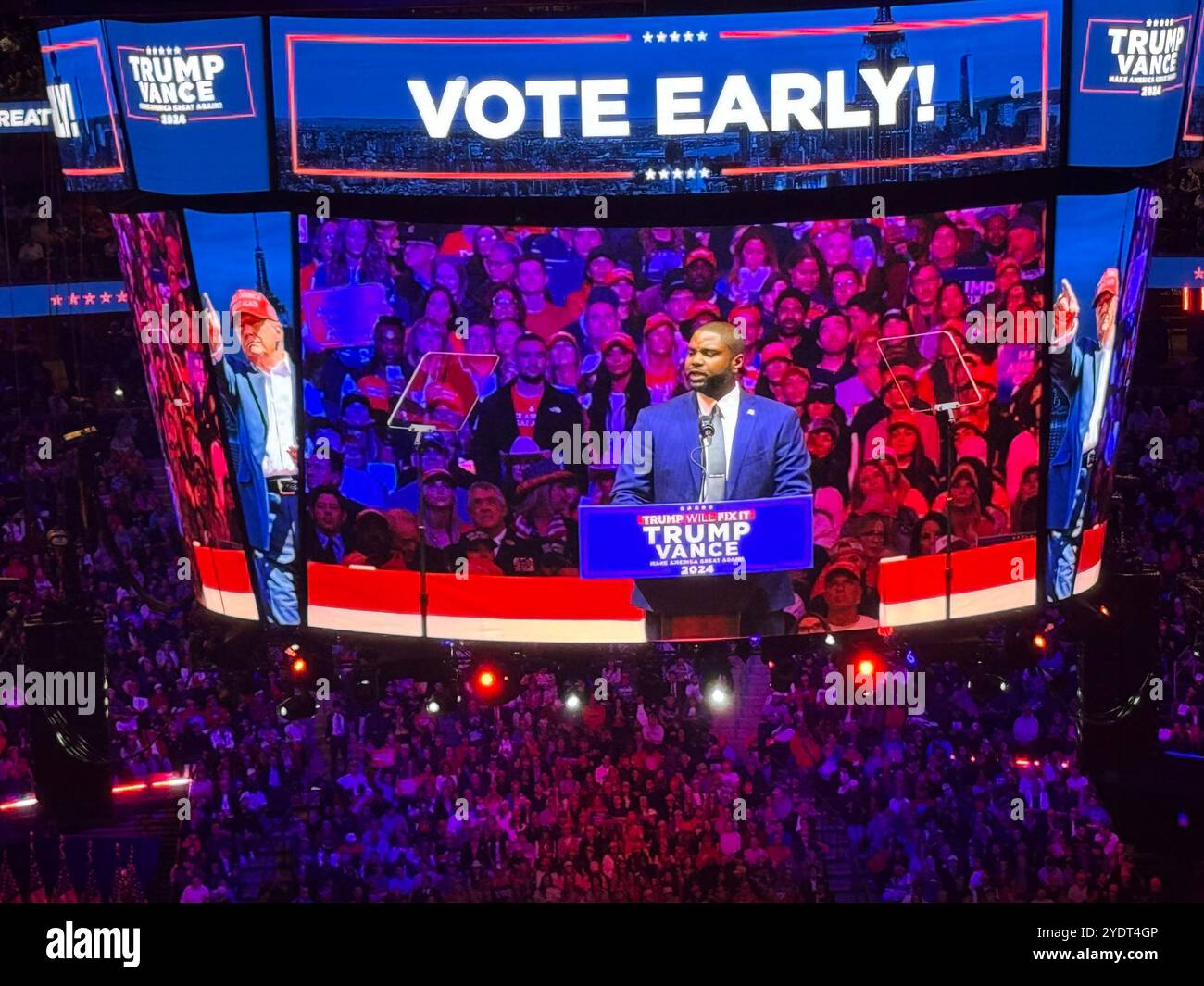 New York, New York, Stati Uniti. 27 ottobre 2024. Rappresentante americano BYRON LOWELL DONALDS, 45 anni, membro repubblicano della camera dei rappresentanti del 19° distretto della Florida, sul palco del raduno del presidente Trump a New York City e rivolgendosi alla folla in piedi presente al Madison Square Garden. Quasi ventimila MAGA Die-Hards hanno inondato il Madison Square Garden per un raduno tutto esaurito per l'ex presidente D. Trump a New York. Decine di migliaia di persone sono state respinte quando l'arena ha raggiunto la capacità, con decine di sostenitori di Trump che si sono riversati nei bar vicini per guardare la manifestazione. Foto Stock