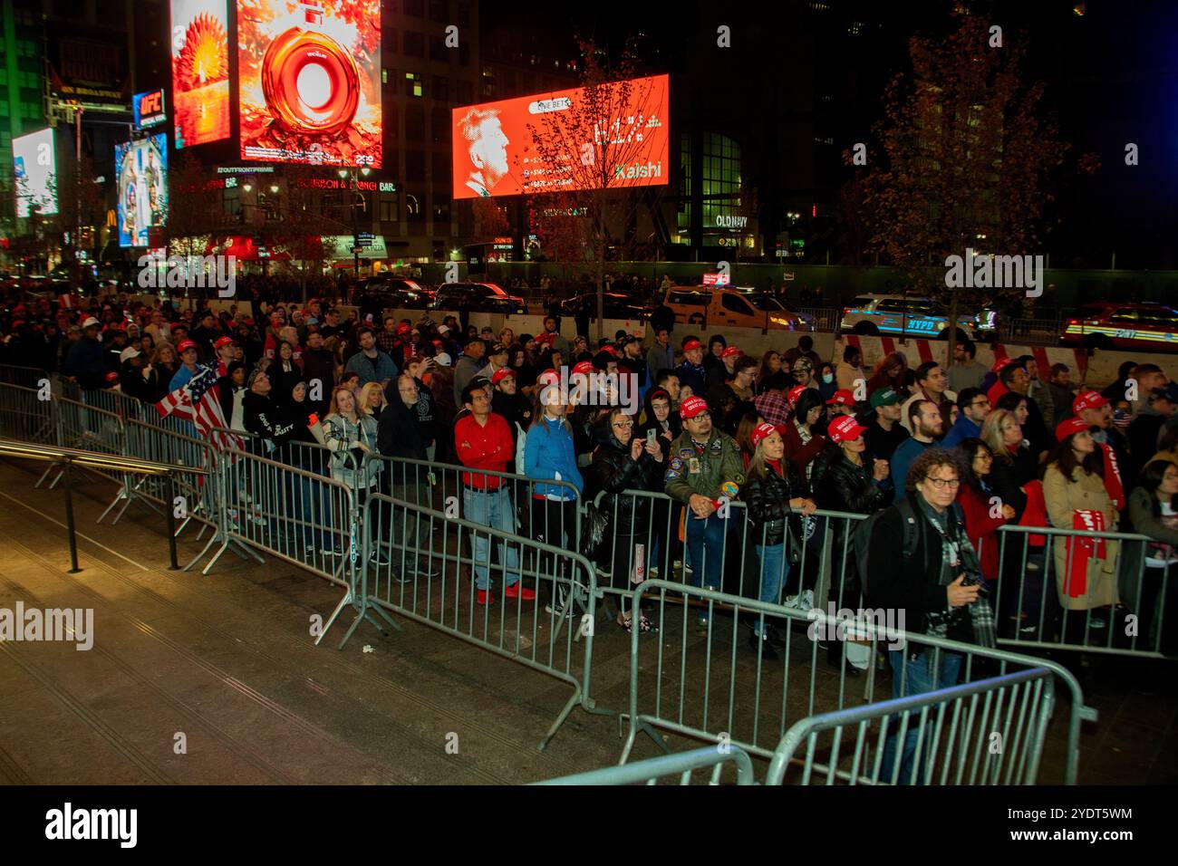 New York, NY. 27 ottobre 2024. I sostenitori guardano dalle penne traboccanti mentre Donald Trump tiene il suo discorso al Madison Square Garden. Crediti: John Garry/Alamy Live News Foto Stock