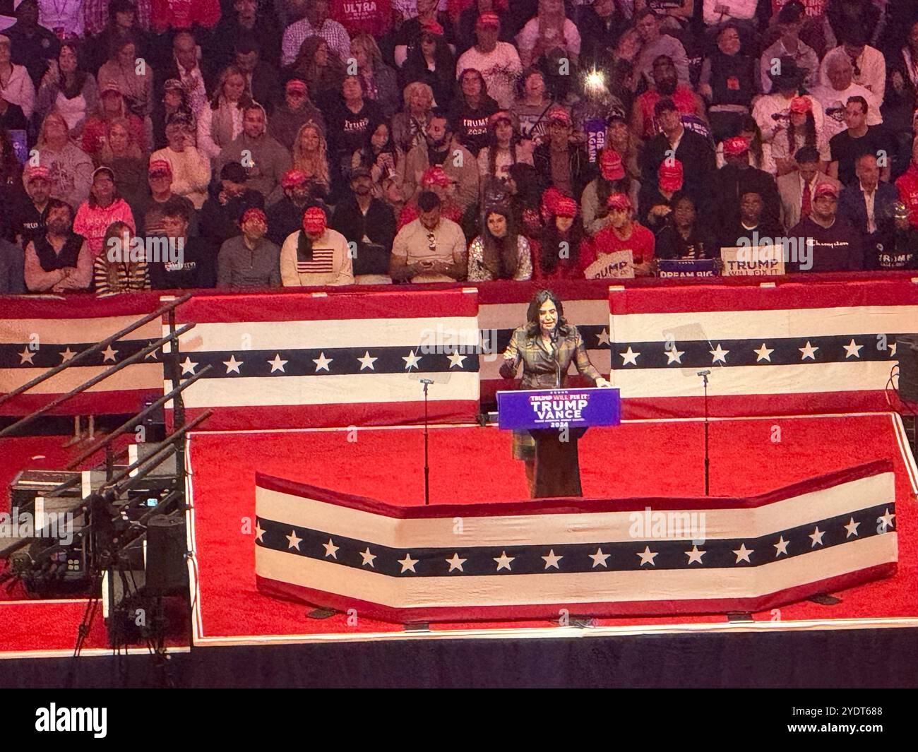 New York, New York, Stati Uniti. 27 ottobre 2024. Rappresentante americano ELISE STEFANIK, 40 anni, membro repubblicano della camera dei rappresentanti del 21° distretto di New York, sul palco del raduno del presidente Trump a New York City e rivolgendosi alla folla solo in piedi presente al Madison Square Garden. Quasi ventimila MAGA Die-Hards hanno inondato il Madison Square Garden per un raduno tutto esaurito per l'ex presidente D. Trump a New York. Decine di migliaia di persone sono state respinte quando l'arena ha raggiunto la capacità, con decine di sostenitori di Trump che si sono riversati nei bar vicini per guardare la manifestazione. La r Foto Stock