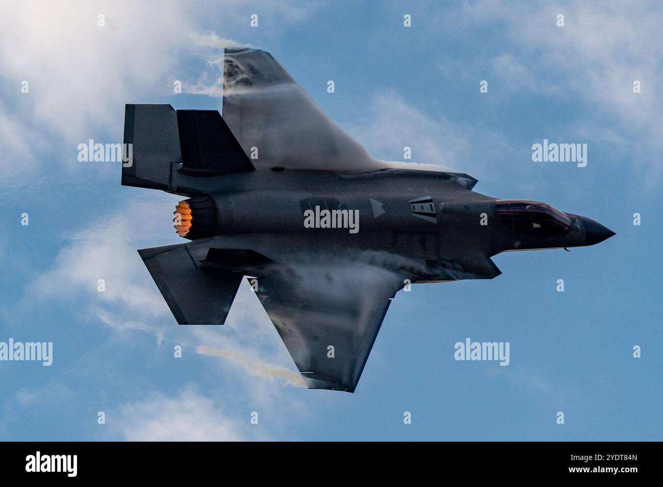 F-35A Lightning funziona. Gli U.S. Air Force Thunderbirds hanno fatto da headliner all'Atlanta Air Show il 26 e 27 ottobre 2024, presso l'Atlanta Regional Airport/Falcon Field a Peachtree City, Georgia, USA. (Foto di Phil Mistry / PHIL FOTO) Foto Stock