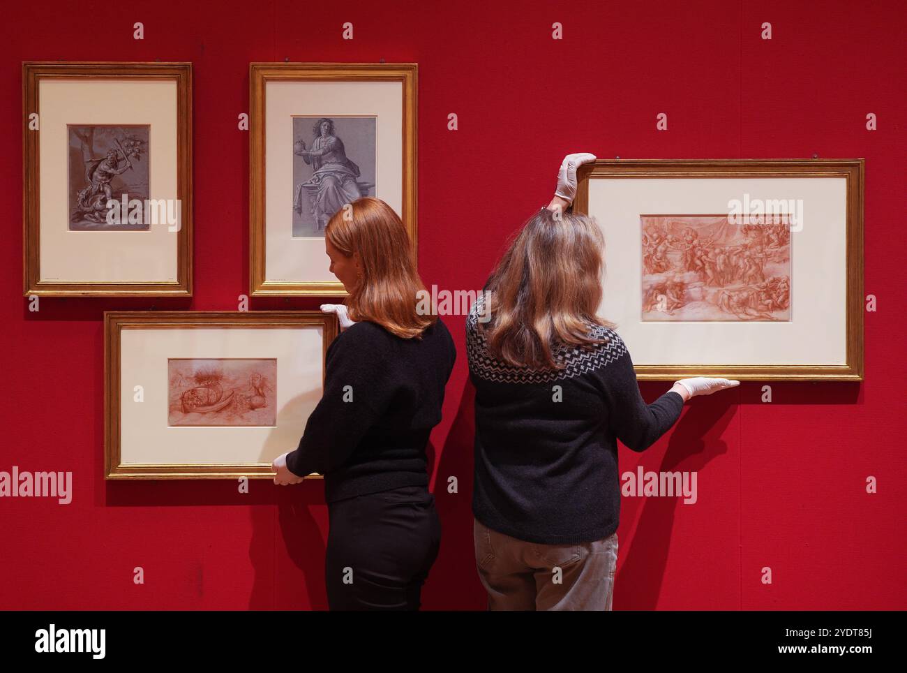 Un "disegno di presentazione" altamente finito di una scena bacchic in gesso rosso di Michelangelo Buonarroti (a destra), Un Bacchanal per bambini, 1533, è appeso a fianco di un gesso rosso di Leonardo da Vinci (in basso a sinistra), un'allegoria con un cane e un'aquila, c.1508-10, durante l'installazione della mostra Drawing the Italian Renaissance, presso la King's Gallery di Londra. La mostra presenta abbinamenti di opere di Leonardo da Vinci e Michelangelo che non sono mai state viste insieme nella stessa mostra. Data foto: Giovedì 24 ottobre 2024. Foto Stock