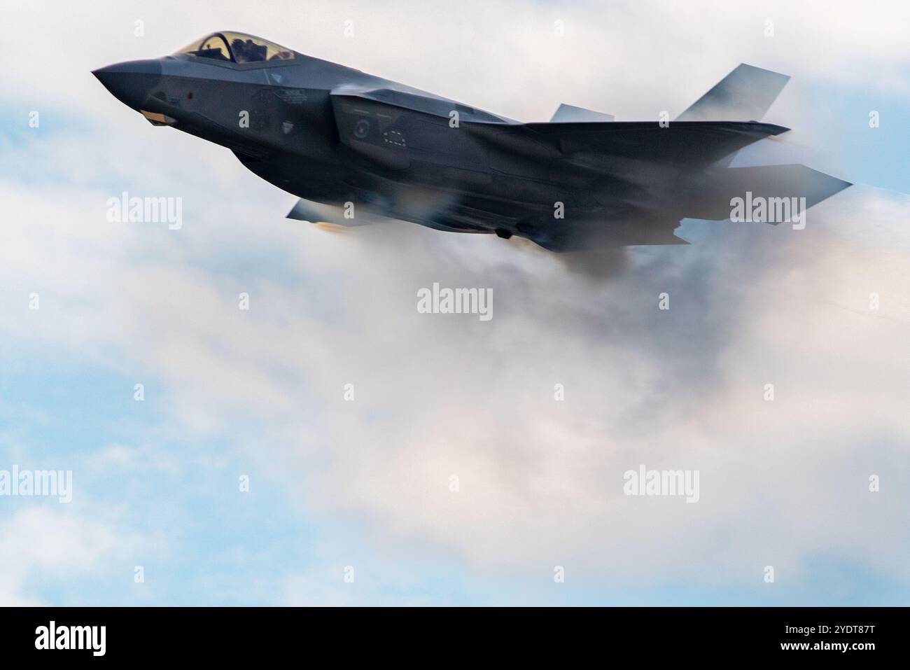 F-35A Lightning funziona. Gli U.S. Air Force Thunderbirds hanno fatto da headliner all'Atlanta Air Show il 26 e 27 ottobre 2024, presso l'Atlanta Regional Airport/Falcon Field a Peachtree City, Georgia, USA. (Foto di Phil Mistry / PHIL FOTO) Foto Stock