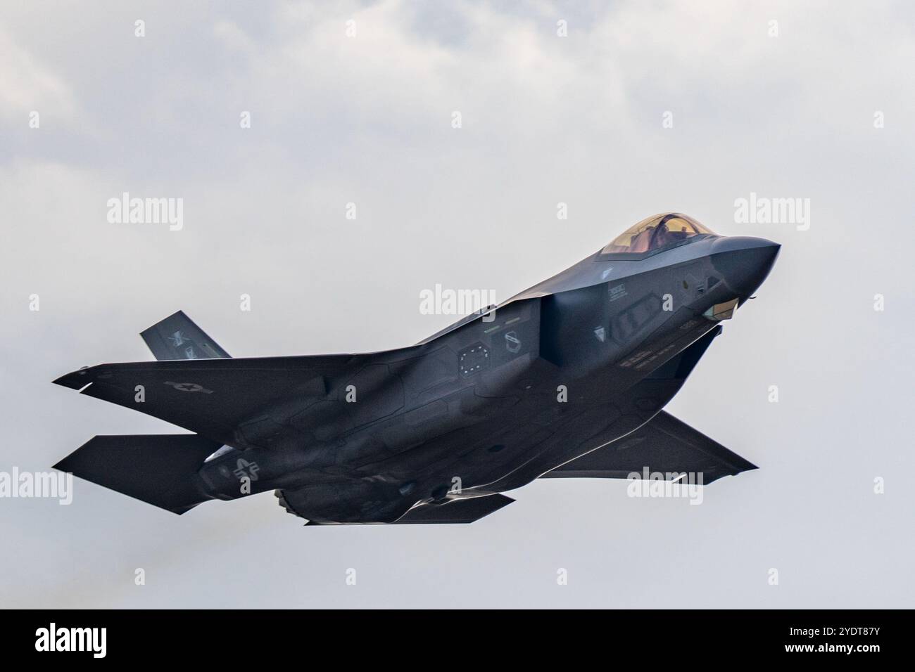 F-35A Lightning funziona. Gli U.S. Air Force Thunderbirds hanno fatto da headliner all'Atlanta Air Show il 26 e 27 ottobre 2024, presso l'Atlanta Regional Airport/Falcon Field a Peachtree City, Georgia, USA. (Foto di Phil Mistry / PHIL FOTO) Foto Stock