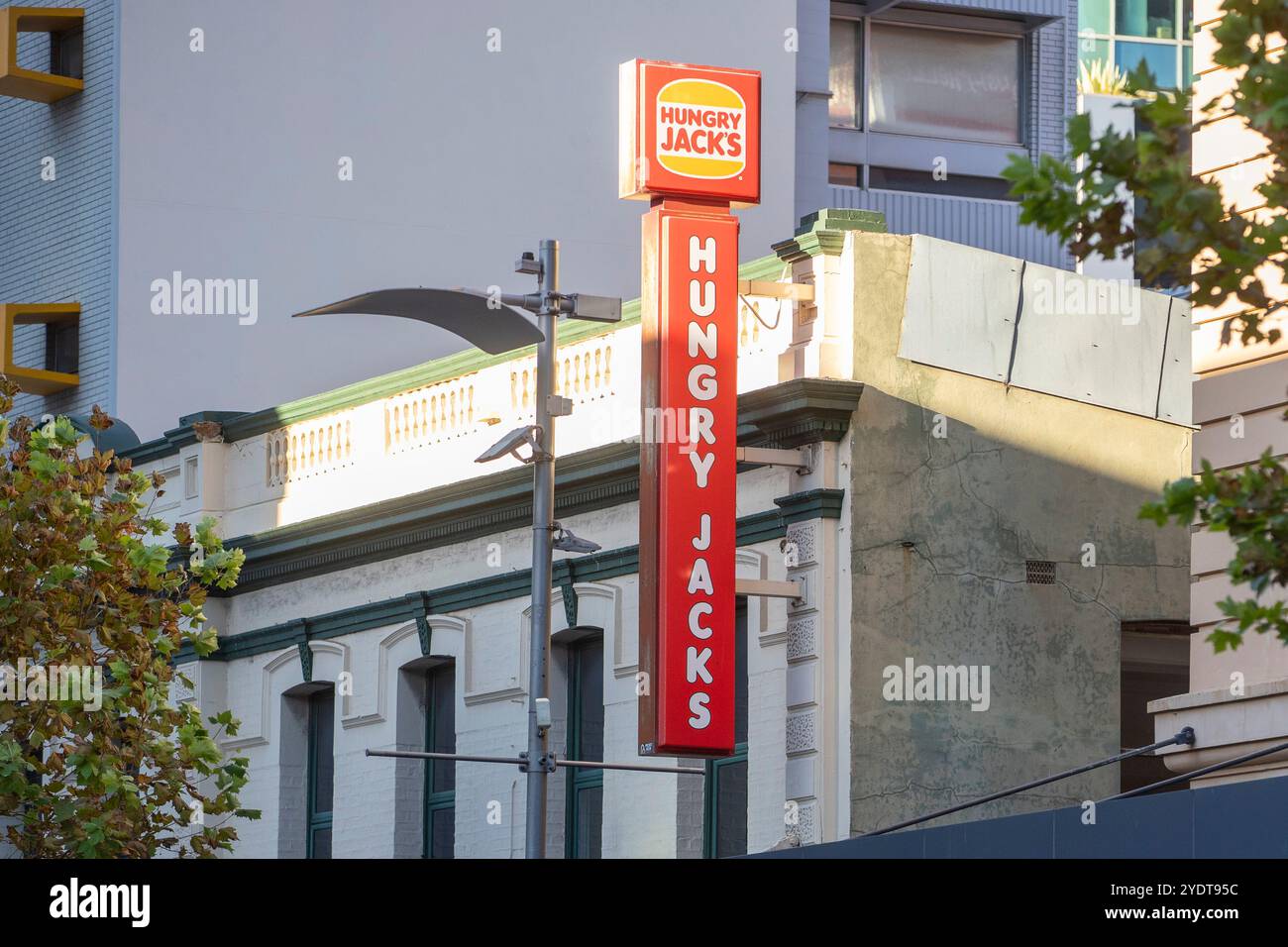 Un segno di Jack affamato sullo sfondo di un edificio in un ambiente urbano. Foto Stock