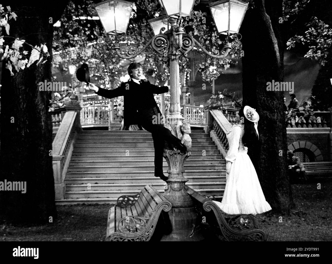 TOMMY STEELE e JULIA FOSTER in numero musicale da HALF A SIXPENCE 1967 regista GEORGE SIDNEY romanzo Kipps di H.G. Wells adattamento Dorothy Kingsley libro / sceneggiatura Beverley Cross costume design Joan Bridge ed Elizabeth Haffenden produttori Charles H. Schneer e George Sidney Ameran Films / Paramount British Pictures Foto Stock