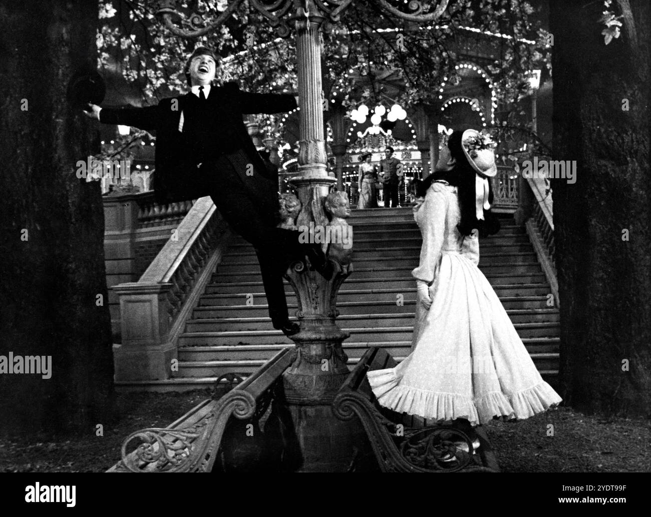 TOMMY STEELE e JULIA FOSTER in numero musicale da HALF A SIXPENCE 1967 regista GEORGE SIDNEY romanzo Kipps di H.G. Wells adattamento Dorothy Kingsley libro / sceneggiatura Beverley Cross costume design Joan Bridge ed Elizabeth Haffenden produttori Charles H. Schneer e George Sidney Ameran Films / Paramount British Pictures Foto Stock